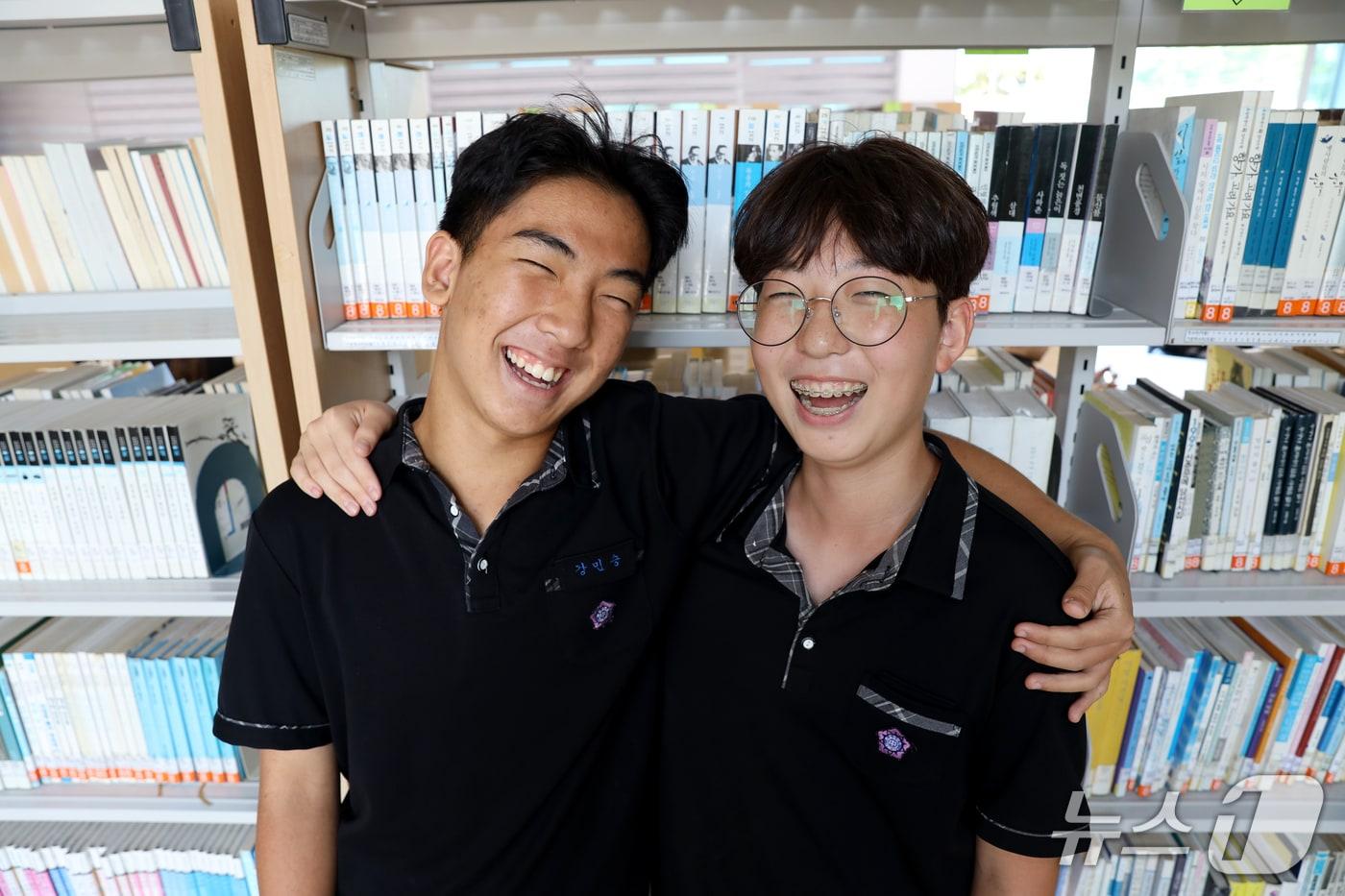 본문 이미지 -  화진중 3학년 강민승 학생(왼쪽)과 2학년 이소찬 학생(오른쪽). (울산교육청 제공. 재판매 및 DB 금지) /뉴스1