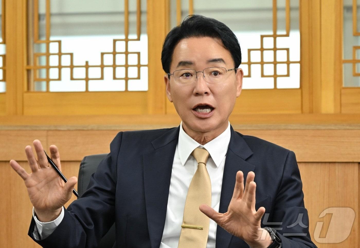 본문 이미지 - 황병직 영주시장이 10일 뉴스1과 인터뷰 하고 있다. 그는 이날 공설시장 재건축과 첨단베어링 국가산업단지, 청정수소 발전소 등을 앞세워 원도심과 지역경제 활성화에 나서겠다고 강조했다. 2026.9.10 ⓒ 뉴스1 김대벽 기자