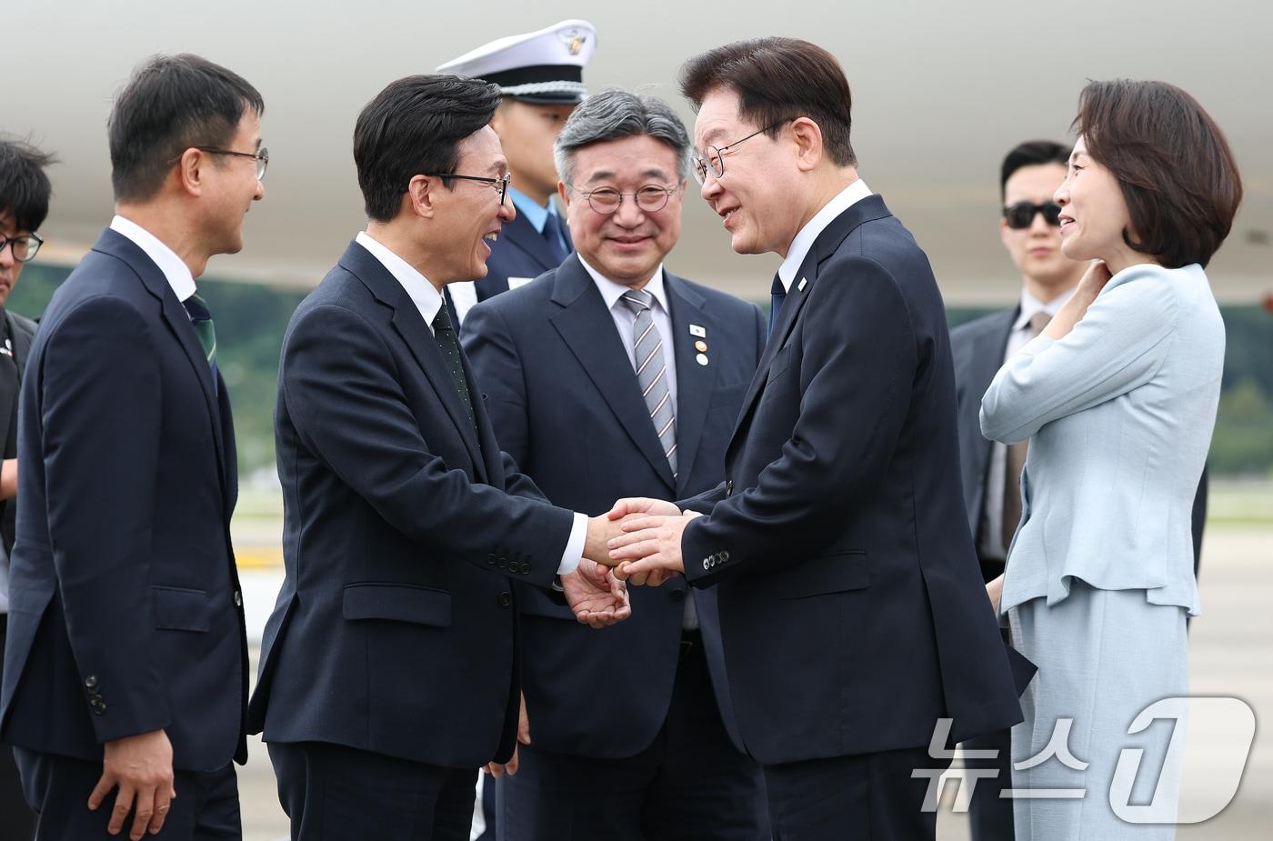 본문 이미지 - 프랑스 국빈 방문 일정을 마치고 귀국한 이재명 대통령이 10일 성남 서울공항에서 환영나온 김민석 더불어민주당 대표와 인사하고 있다. 2026.9.10 ⓒ 뉴스1 이재명 기자