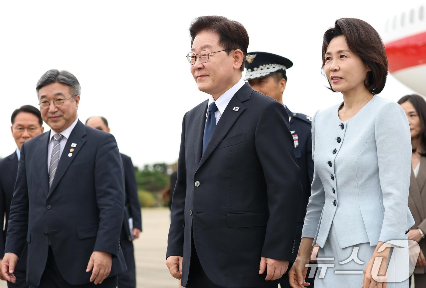 본문 이미지 - 프랑스 국빈 방문 일정을 마치고 귀국한 이재명 대통령과 김혜경 여사가 10일 성남 서울공항에 도착한 공군 1호기에서 내려 이동하고 있다. 2026.9.10 ⓒ 뉴스1 이재명 기자