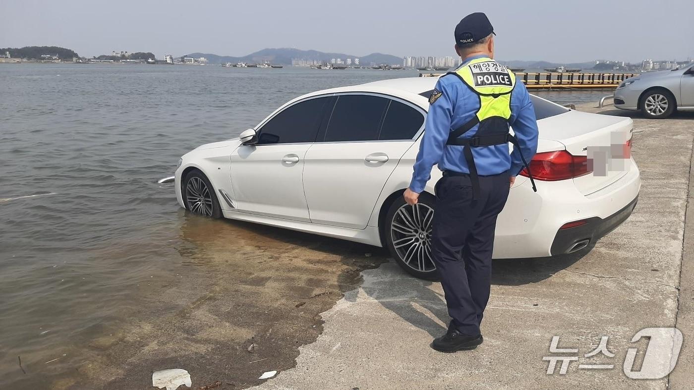 본문 이미지 - 군산시 내항 물양장 침수차량.(군산해경 제공. 재판매 및 DB금지)
