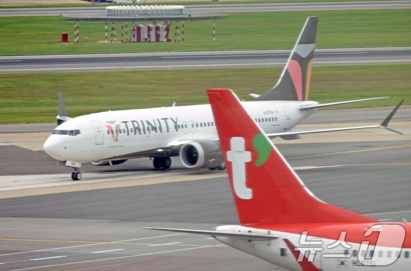 본문 이미지 - 티웨이항공에서 명칭이 변경된 '트리니티항공(Trinity Airways)'이 본격적으로 운항을 시작한 지난달 10일 서울 강서구 김포국제공항에서 트리니티항공 여객기가 기존 티웨이항공 여객기 뒤로 이동하고 있는 모습. 2026.9.10 ⓒ 뉴스1 공항사진기자단