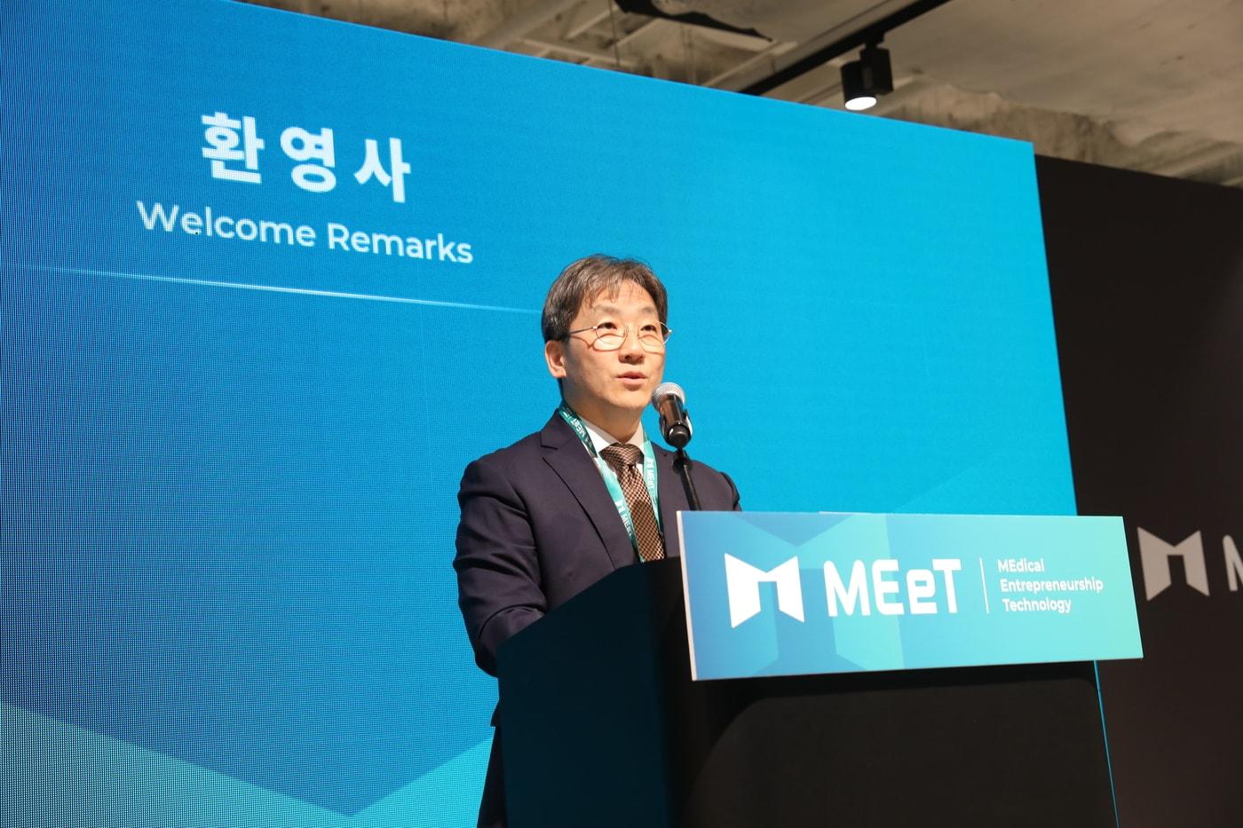 본문 이미지 - 10일 서울 코엑스 더 플라츠에서 열린 의료 기술 사업화 콘퍼런스 'MEeT 2026'에서 유경호 한림대학교 의과대학장이 환영사를 하고 있다. (한림대의료원 제공)