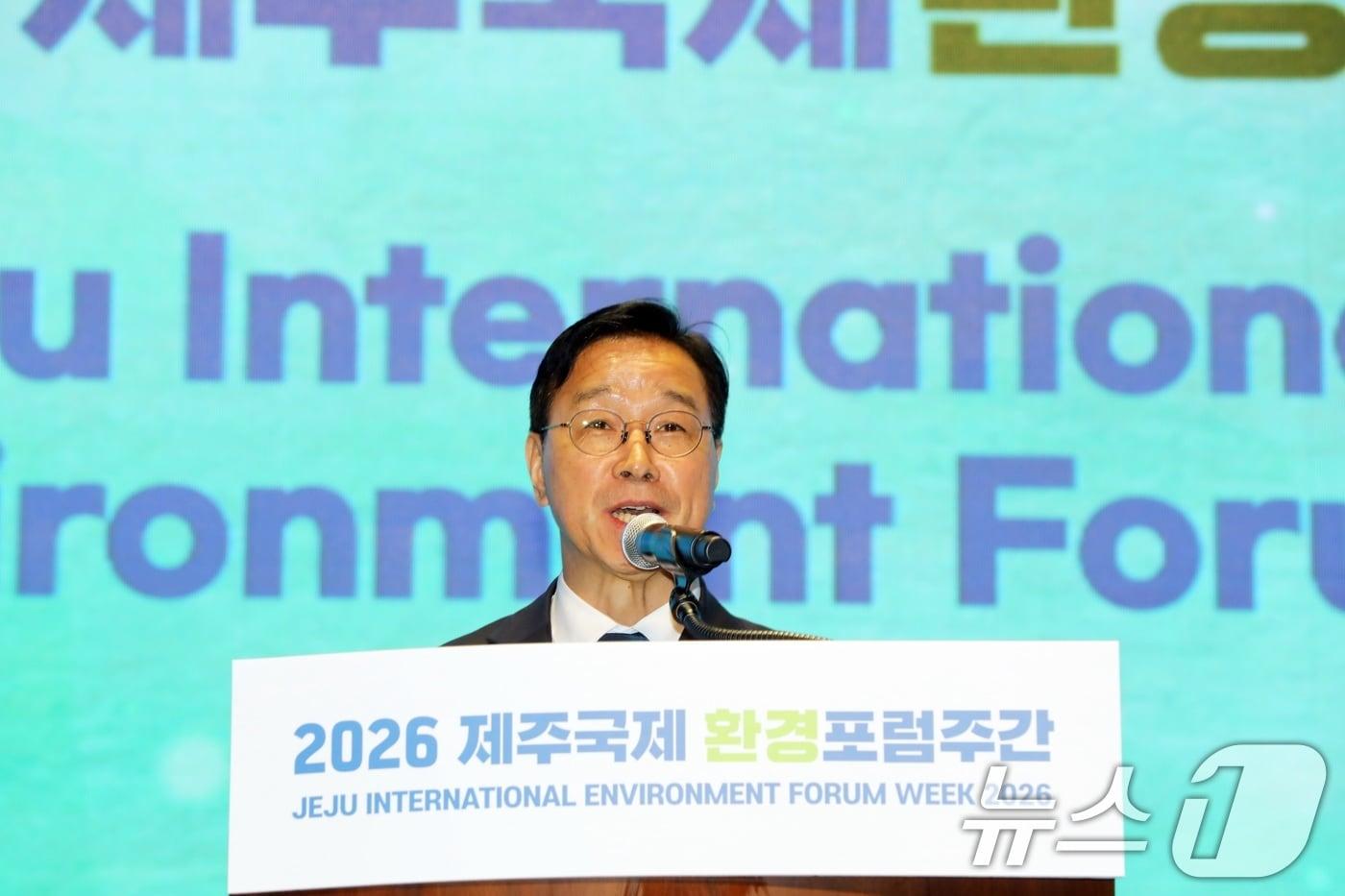 본문 이미지 - 10일 오후 제주 서귀포시 국제컨벤션센터에서 열린 '2026 제주국제환경포럼주간 개회식'에서 위성곤 제주도지사가 환영사를 하고 있다.이 행사는 기후에너지환경부와 제주도가 주최하고 한국환경공단·뉴스1·㈜제주국제컨벤션센터가 공동 주관한다.2026.9.10 ⓒ 뉴스1 고동명 기자