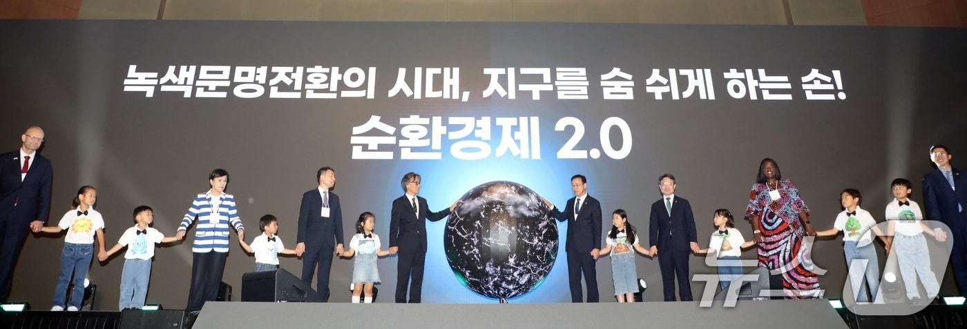 본문 이미지 - 10일 오후 제주 서귀포시 국제컨벤션센터에서 열린 '2026 제주국제환경포럼주간 개회식'에서 주요 내빈들이 기념촬영하고 있다. 이 행사는 기후에너지환경부와 제주도가 주최하고 한국환경공단·뉴스1·㈜제주국제컨벤션센터가 공동 주관한다. 2026.9.10 ⓒ 뉴스1 고동명 기자