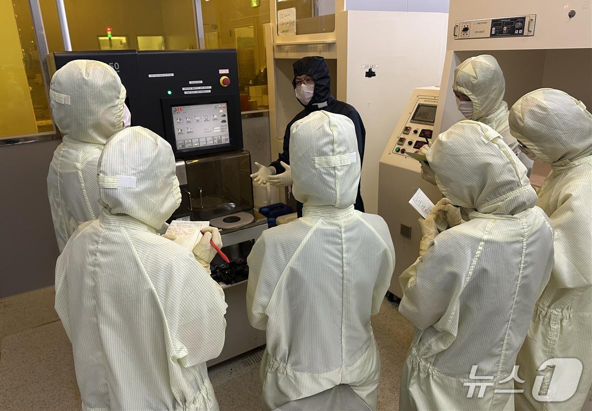 본문 이미지 - 건국대 대학일자리플러스사업단은 지난 7월 26일부터 8월 8일까지 '2026학년도 하계 반도체 실습 프로그램'을 운영했다고 10일 밝혔다.(건국대 제공)