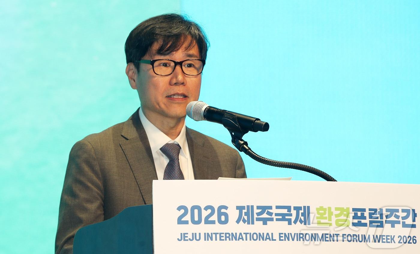 본문 이미지 - 이창훈 국가기후위기대응위원회 위원장이 10일 오후 제주국제컨벤션센터 탐라홀에서 열린 '2026 제주국제환경포럼' 메인 세션 '녹색문명 전환의 시대 : 순환경제 2.0'에서 기조발제를 하고 있다. 2026.9.10 ⓒ 뉴스1 오미란 기자