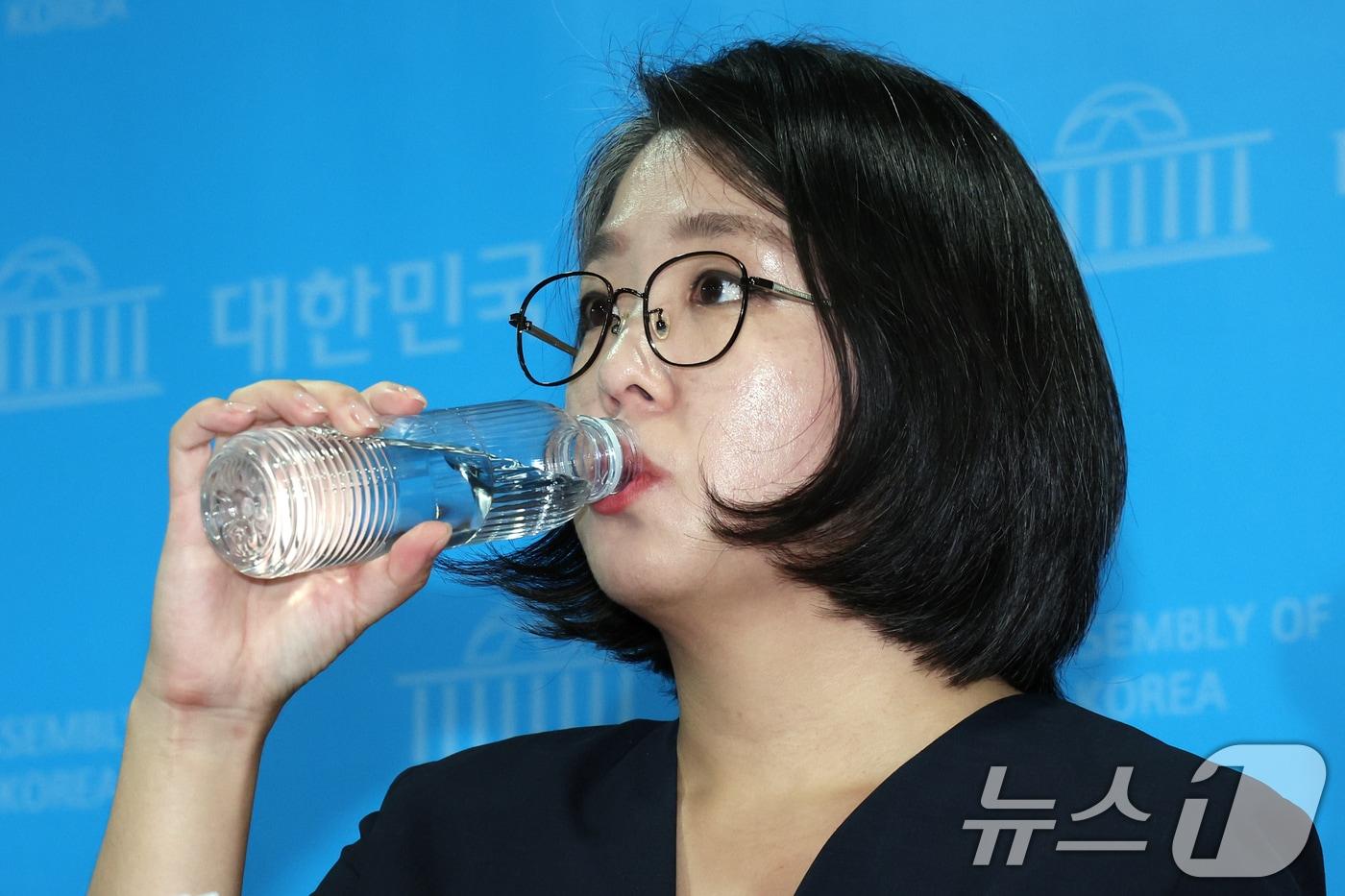 본문 이미지 - 용혜인 성평등가족부 장관 후보자가 10일 국회 소통관에서 입장 발표 기자회견을 마치고 취재진의 질문을 받기 전 물을 마시고 있다. 2026.9.10 ⓒ 뉴스1 황기선 기자