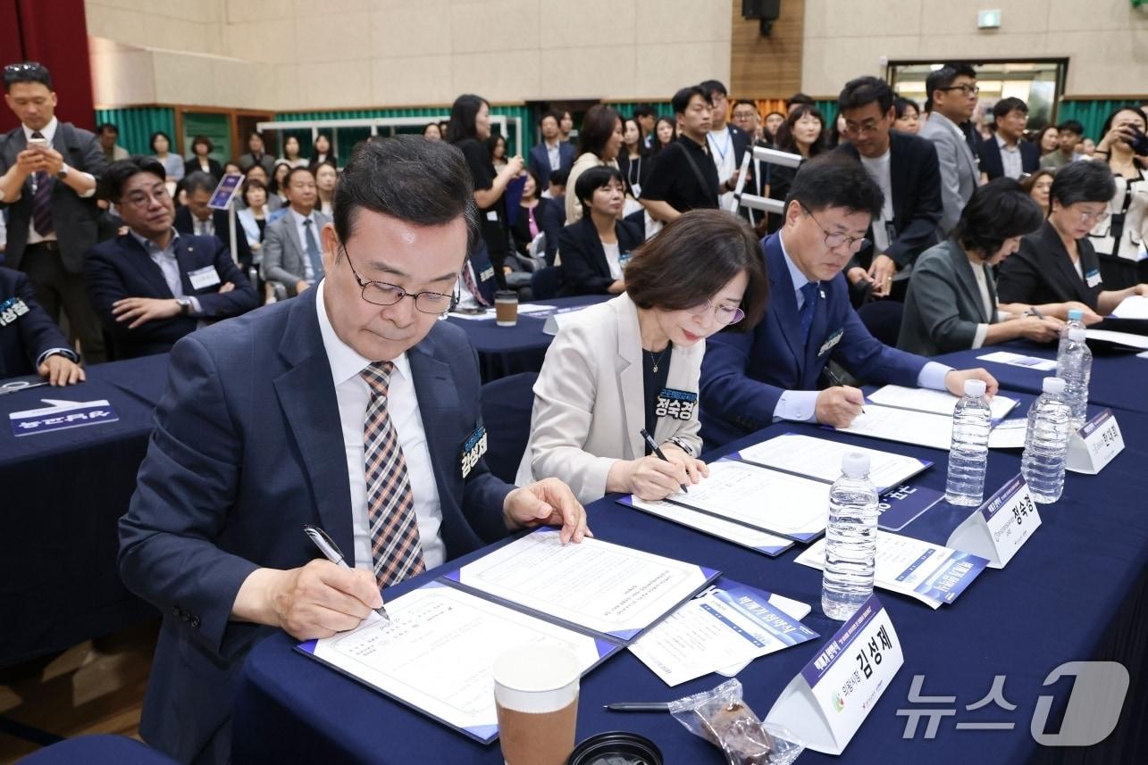 본문 이미지 - 김성제 경기 의왕시장이 9일 오산시 원동초등학교에서 경기도교육청, 군포의왕교육지원청과 '2026년 벽깨기 협약'을 맺고 있다. (의왕시 제공. 재판매 및 DB 금지) 2026.9.10/뉴스1