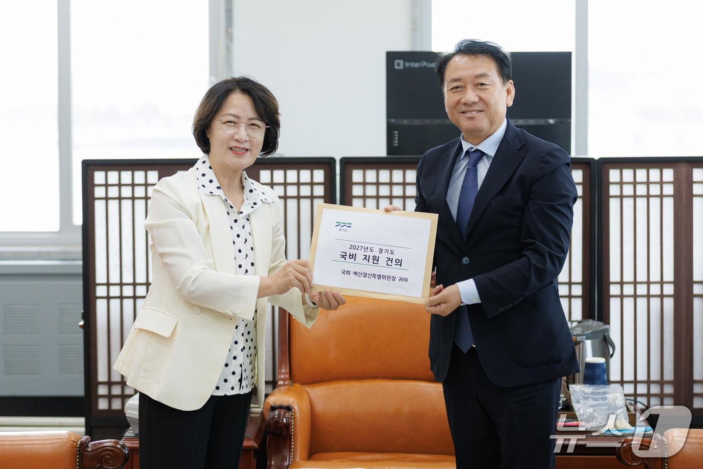 본문 이미지 - 추미애 경기도지사가 9일 이광재 국회 예산결산특별위원장에게 내년 경기도 주요 사업에 대한 예산 증액을 요청했다.(경기도 제공. 재판매 및 DB 금지)