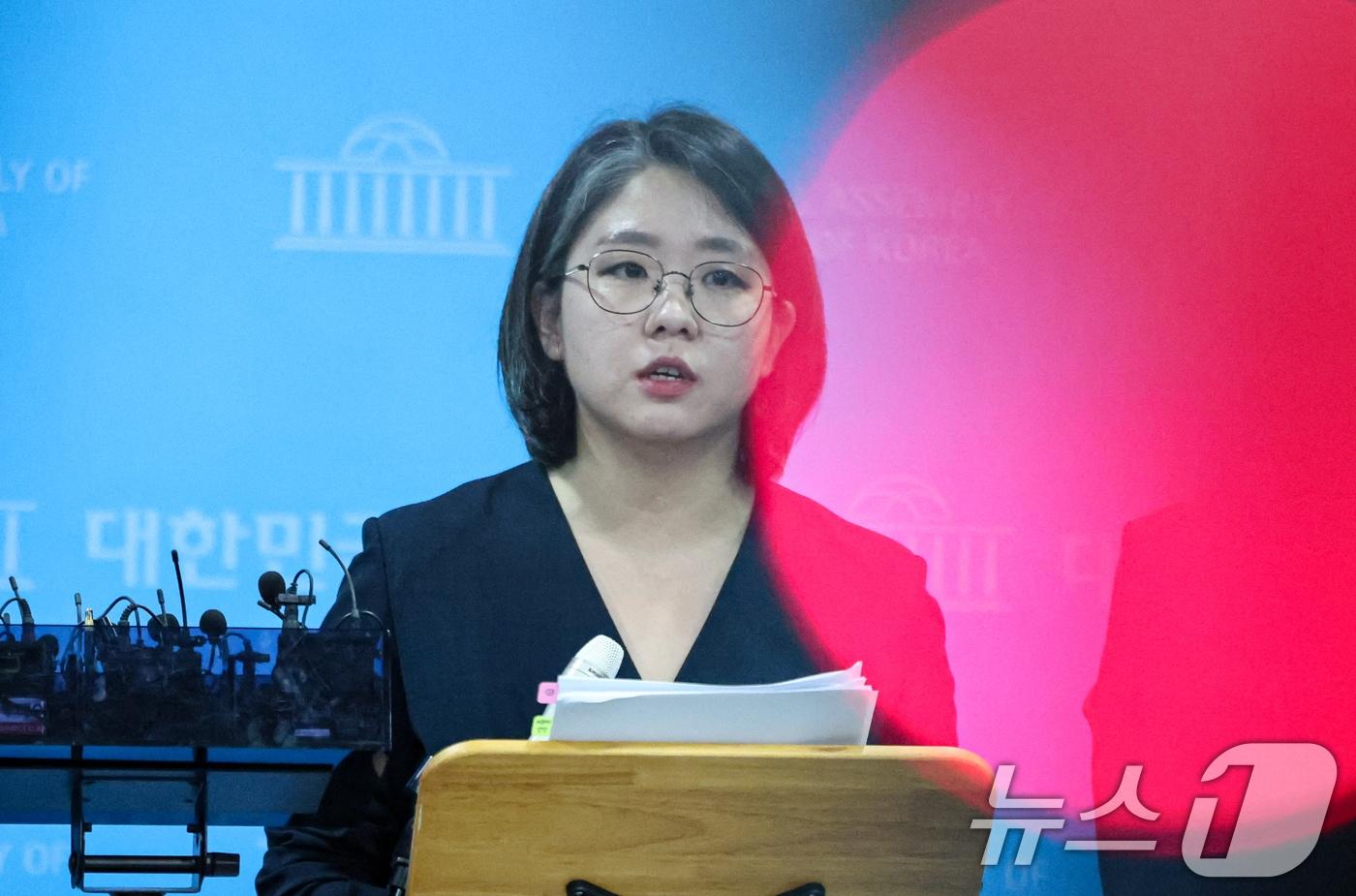 본문 이미지 - 용혜인 성평등가족부 장관 후보자가 10일 서울 여의도 국회 소통관에서 입장 발표 기자회견에서 취재진의 질의에 답변하고 있다. 2026.9.10 ⓒ 뉴스1 김도우 기자