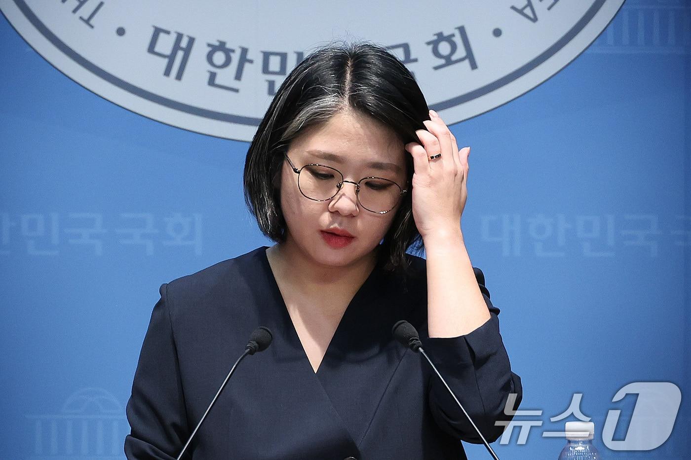 본문 이미지 - 용혜인 성평등가족부 장관 후보자가 10일 서울 여의도 국회 소통관에서 입장 발표 기자회견을 하고 있다. 2026.9.10 ⓒ 뉴스1 신웅수 기자