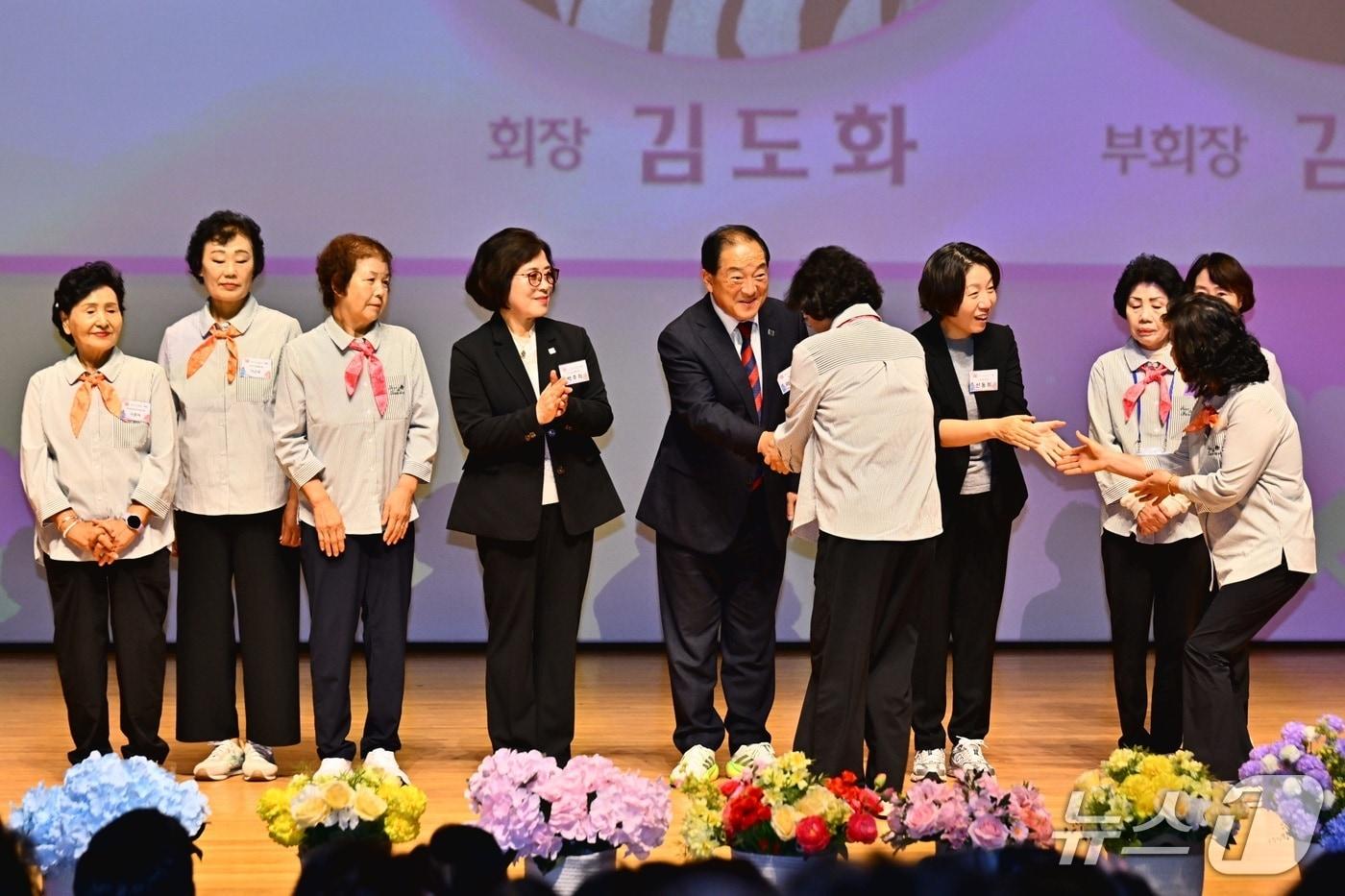 본문 이미지 - 10일 강원 속초문화예술회관 대공연장에서 속초시여성단체협의회 주관으로 열린 속초양성평등대회에서 이병선 시장이 참가자들과 인사하고 있다.(속초시 제공, 재판매 및 DB 금지) 2026.9.10/뉴스1