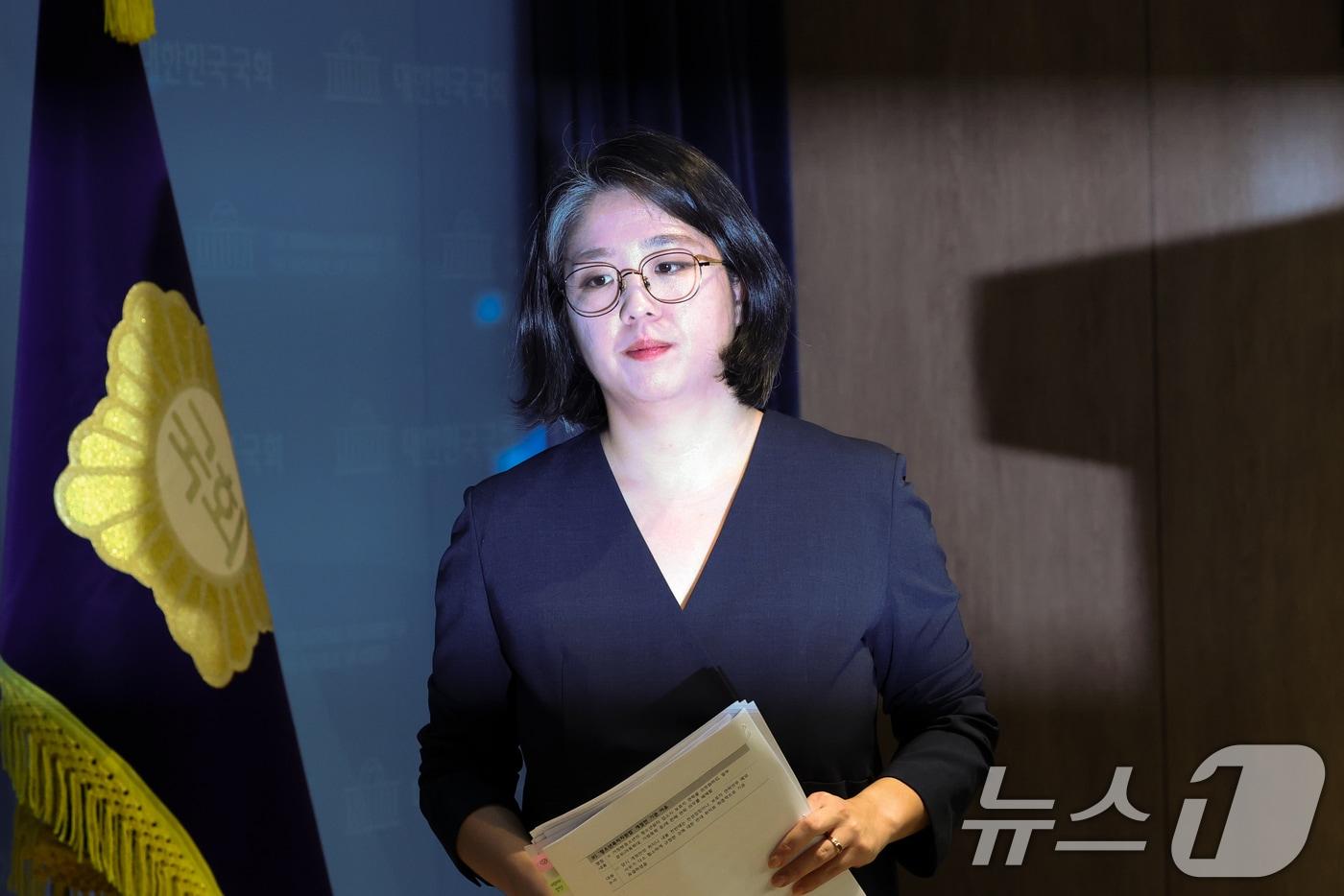 본문 이미지 - 용혜인 성평등가족부 장관 후보자가 10일 서울 여의도 국회 소통관에서 입장 발표 기자회견을 마치고 이동하고 있다. 2026.9.10 ⓒ 뉴스1 황기선 기자
