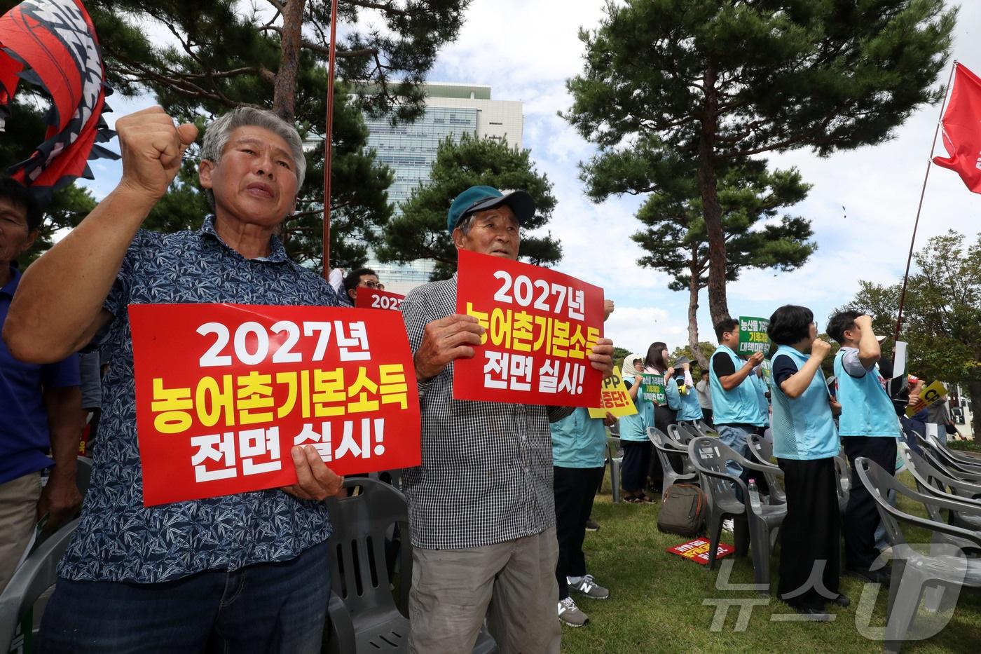 본문 이미지 - 지난 10일 오후 전남광주통합특별시 광주청사 앞에서 열린 농민대회에서 농어촌기본소득 전면 실시를 촉구하고 있다. 2026.9.10 ⓒ 뉴스1 조수민 기자
