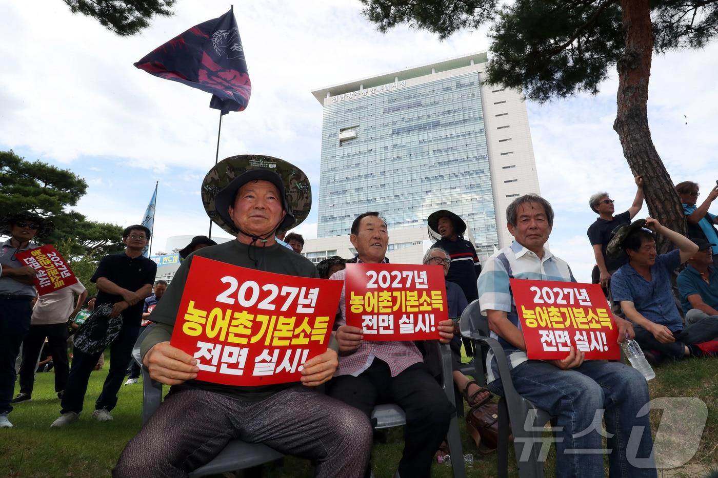 본문 이미지 - 10일 오후 전남광주 서구 전남광주통합특별시 광주청사 앞에서 열린 9.10 농민대회에서 전국농민회총연맹 광주전남연맹 회원들이 농업 생존권 보장과 농가 대책 마련을 촉구하고 있다. 2026.9.10 ⓒ 뉴스1 조수민 기자