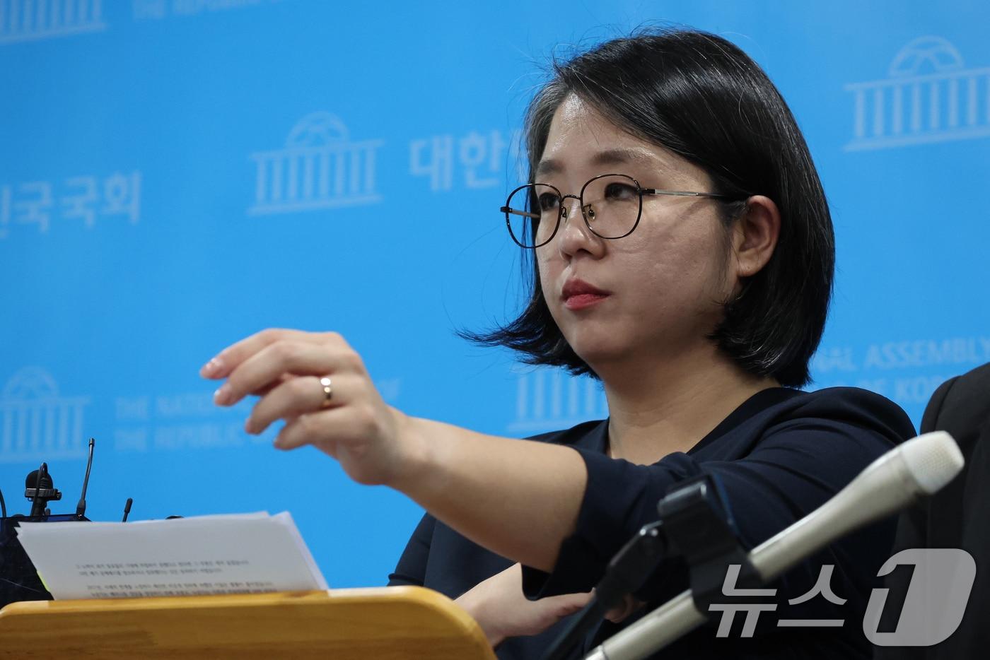 본문 이미지 - 용혜인 성평등가족부 장관 후보자가 10일 국회 소통관에서 입장 발표 기자회견을 마치고 취재진의 질문을 받기 전 소매를 걷어 올리고 있다. 2026.9.10 ⓒ 뉴스1 황기선 기자