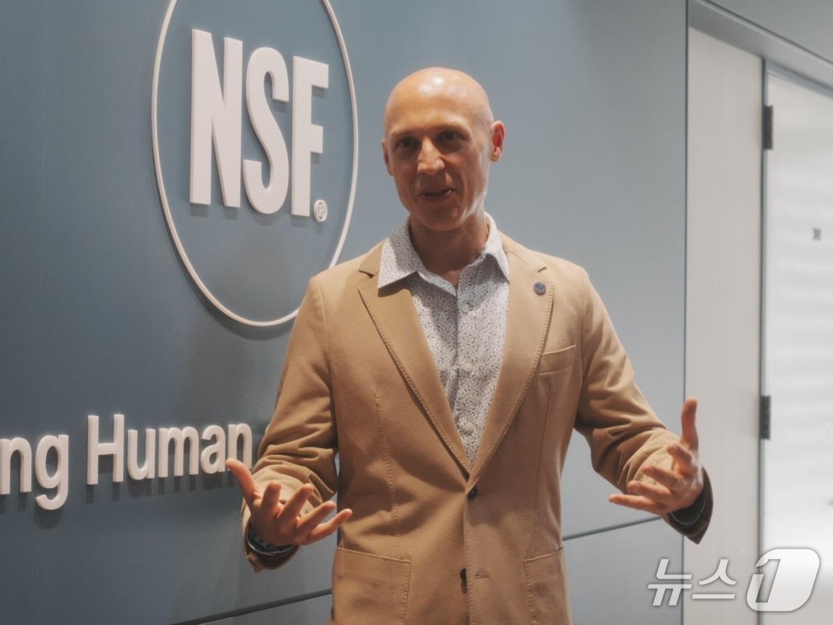 본문 이미지 - 데이비드 낸스 NSF 본사 본부장이 8일 서울 성동구 NSF코리아 사무실에서 뉴스1과 인터뷰하고 있다. ⓒ 뉴스1