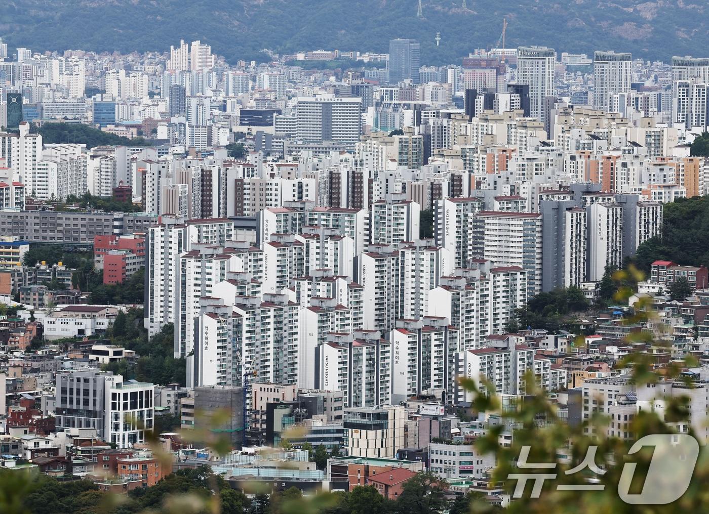 본문 이미지 - 서울 남산 전망대에서 바라본 아파트 단지 모습. 2026.9.10 ⓒ 뉴스1 이종수 기자