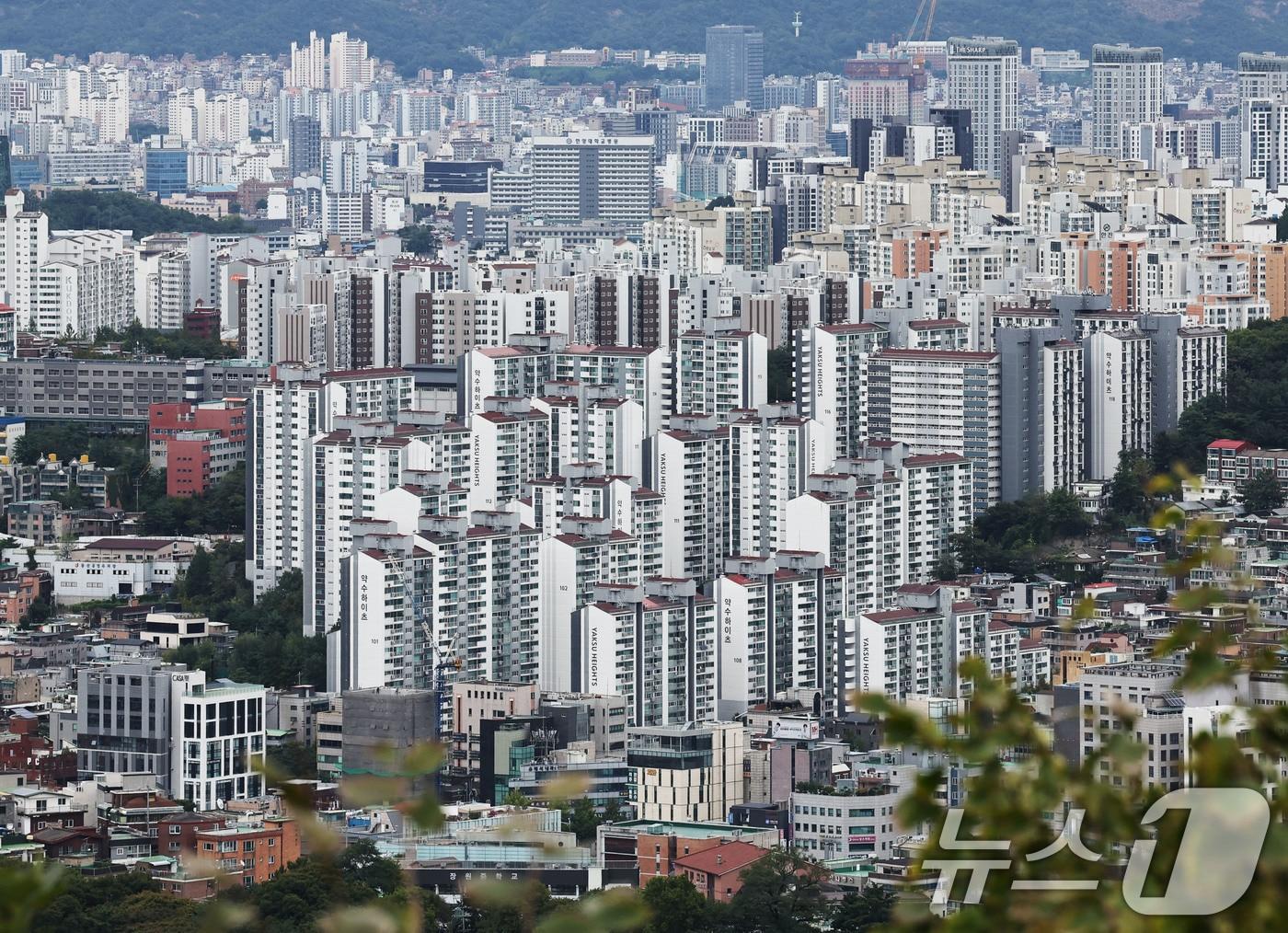 본문 이미지 - 서울 남산 전망대에서 바라본 아파트 단지(자료사진) ⓒ 뉴스1 이종수 기자