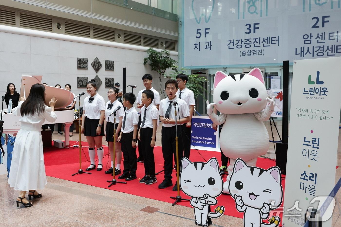 본문 이미지 - 10일 건강보험 일산병원에서 열린 힐링콘서트에 깜짝 등장한 고양시 마스코트 '고양고양이'. (고양시 제공. 재판매 및 DB 금지)