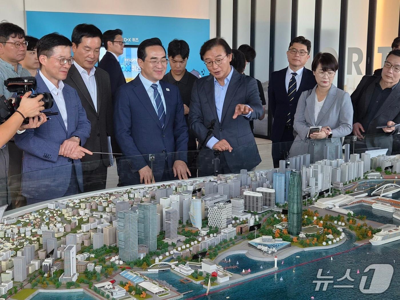 본문 이미지 - 전재수 부산시장은 10일 부산항국제전시컨벤션센터에서 박홍근 기획예산처 장관을 만나 5만석 이상의 북항 돔구장 건립에 대한 정부 지원을 공식 요청했다. 2026.9.10뉴스1 ⓒ News1 임순택 기자