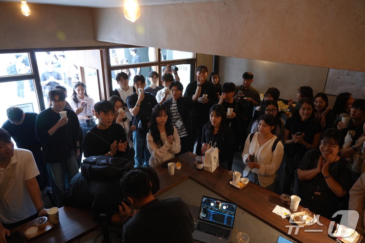 본문 이미지 - 10일 서울 성수동 기아 채용 팝업 스토어에서 예비 지원자들이 '모닝 레이브' 행사에 참가한 모습(기아 제공)