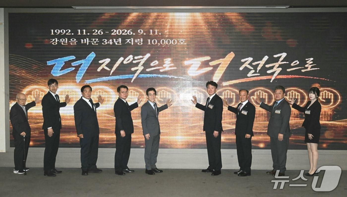 본문 이미지 - 강원도민일보 '지령 1만 호 발행 기념식'이 10일 춘천 스카이컨벤션에서 각계 주요 인사와 지역 주민, 독자 등이 모인 가운데 열렸다.(강원도민일보 제공. 재판매 및 DB금지)/뉴스1