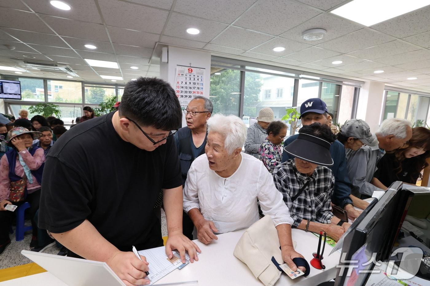 본문 이미지 - 전북 무주군이 지난 6월 농림축산식품부의 농어촌 기본소득 시범 사업 추가 대상지로 선정된 가운데 첫 지급이 시작된 10일 무주읍행정복지센터 모습.(무주군 제공. 재판매 및 DB 금지)