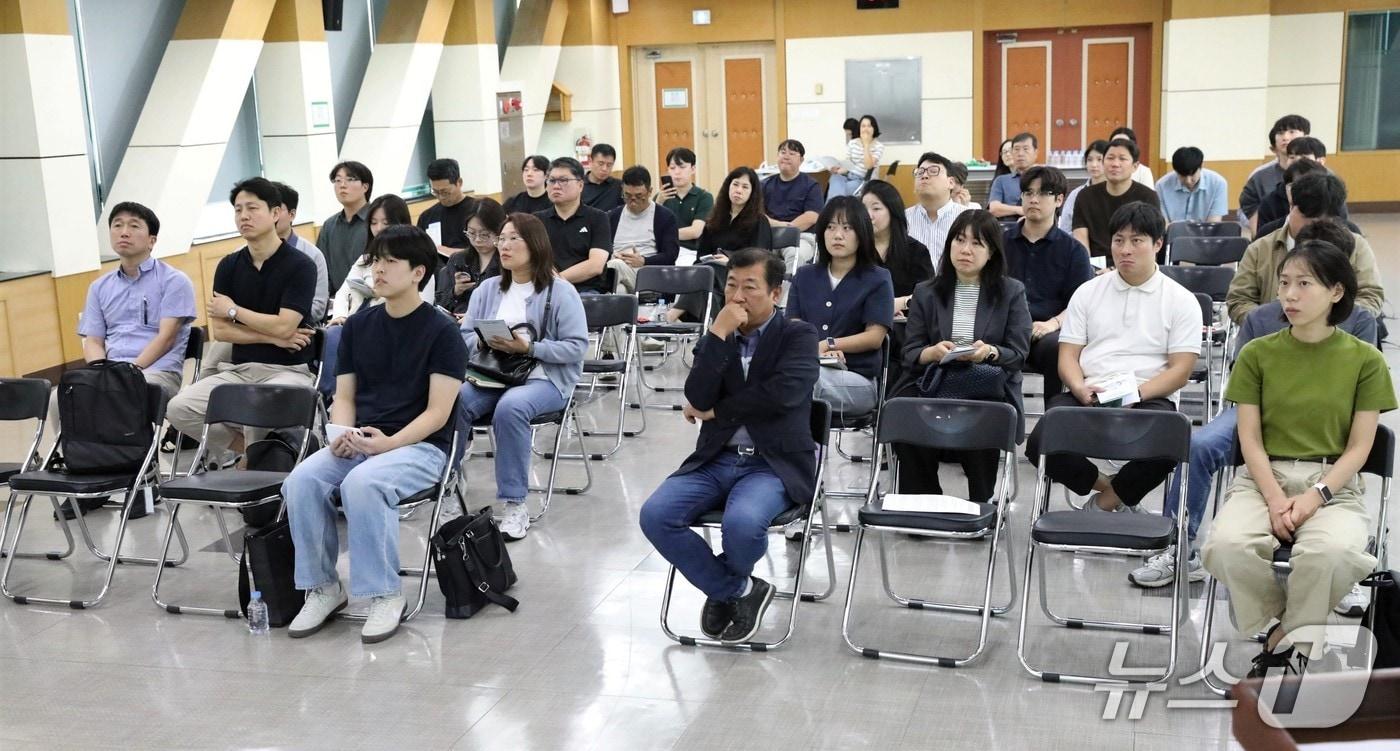 본문 이미지 - 10일 한강청 대회의실에서 개최된 '순환자원 인정제도 설명회'에서 지자체와 사업장 담당자들이 순환자원 제도 관련 설명을 듣고 있다.(한강청 제공)