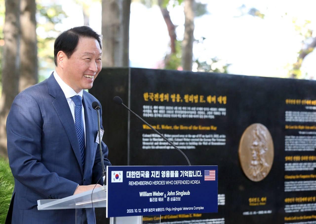 본문 이미지 - 최태원 SK그룹 회장이 2023년 웨버 대령과 싱글러브 장군의 추모비 제막식에 참석해 발언하고 있다.(한미동맹재단 제공)