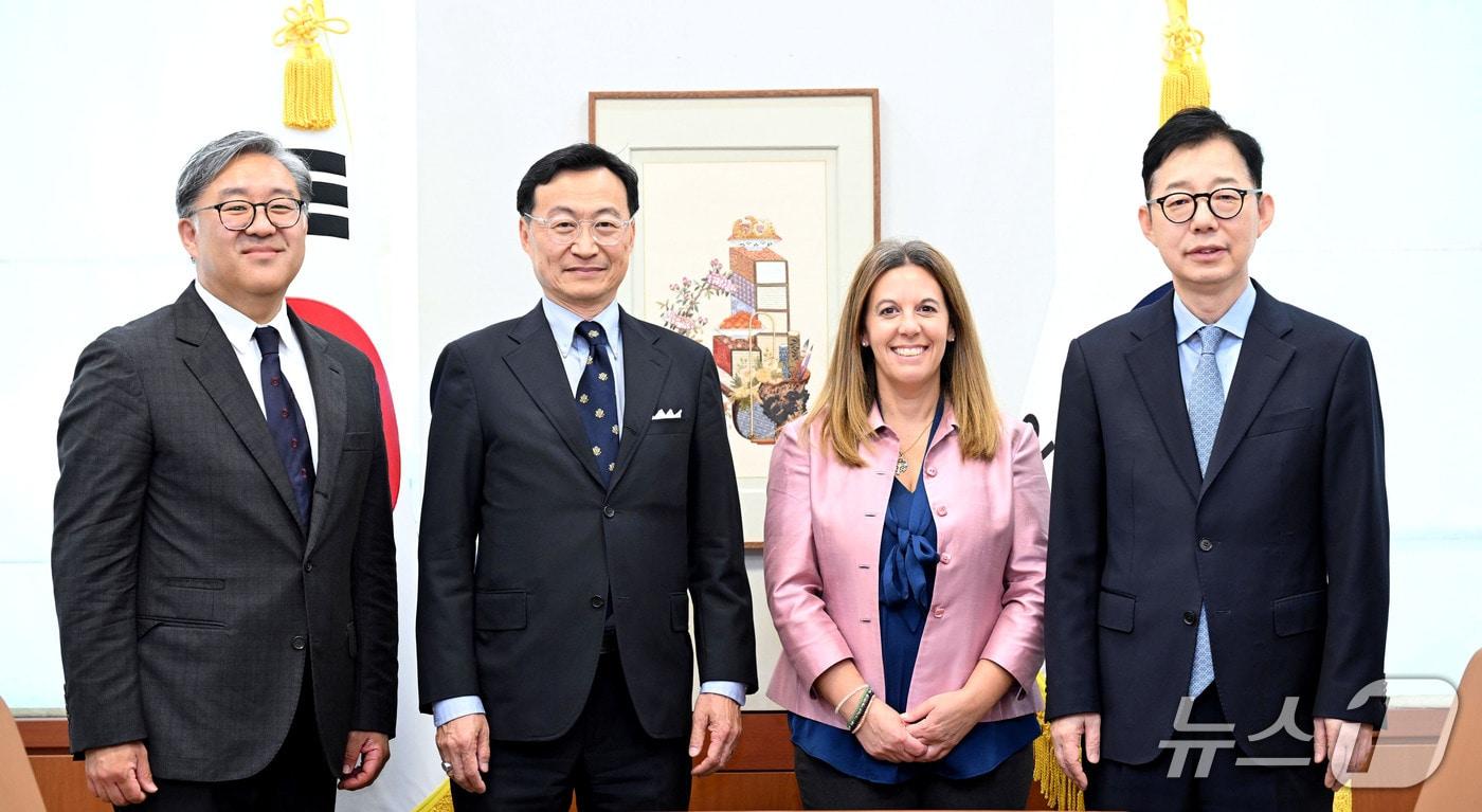 본문 이미지 - 박윤주 외교부 제1차관이 9일 미국 스팀슨 센터 대표단을 만나 한미 정상회담 공동설명자료(Joint Fact Sheet·JFS) 이행 등 한미동맹 주요 현안과 한반도 및 지역·글로벌 정세에 대해 의견을 교환했다.(외교부 제공).