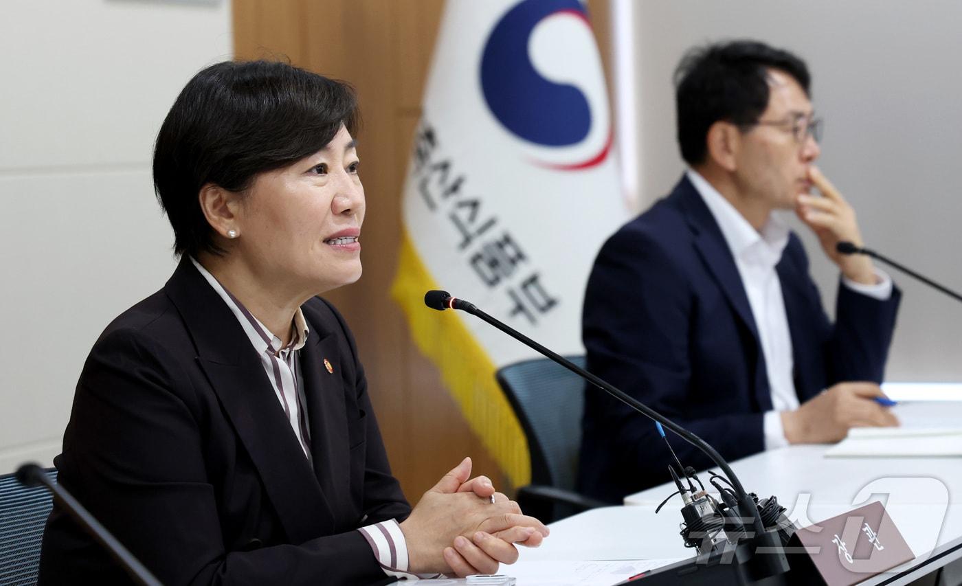 본문 이미지 - 송미령 농림축산식품부 장관이 10일 세종시 정부세종청사에서 열린 기자간담회에서 2027년도 농식품부 정부 예산안을 비롯한 농업농촌 분야 추석 민생 안정 대책 등을 설명하고 있다. 2026.9.10 ⓒ 뉴스1 김기남 기자
