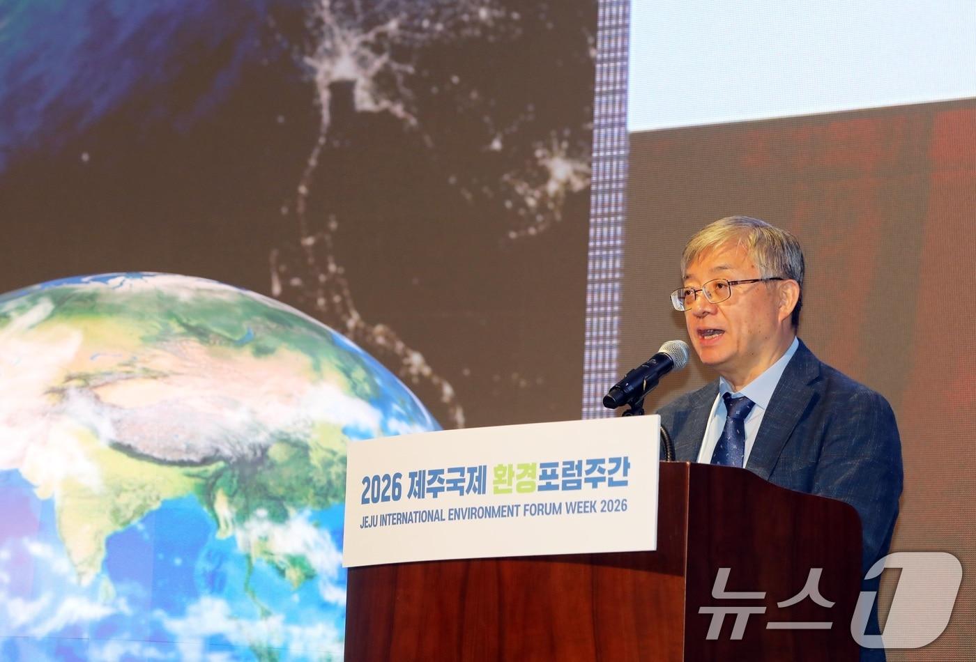 본문 이미지 - 10일 오후 제주 서귀포시 국제컨벤션센터에서 열린 '2026 제주국제환경포럼주간' 글로벌 세션에서 유연철 유엔글로벌콤팩트 한국협회 사무총장이 '순환경제를 통한 기후환경외교와 글로벌 협력'을 주제로 발표하고 있다. 2026.9.10 ⓒ 뉴스1 고동명 기자