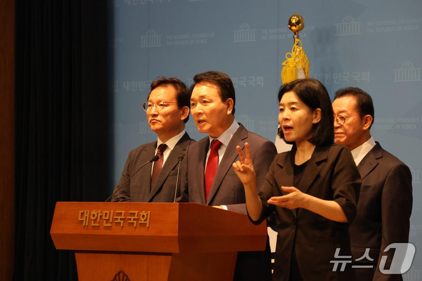 본문 이미지 - 10일 국회 소통관에서 공동 기자회견 모습(성 의원실 제공. 재판매 및 DB금지)