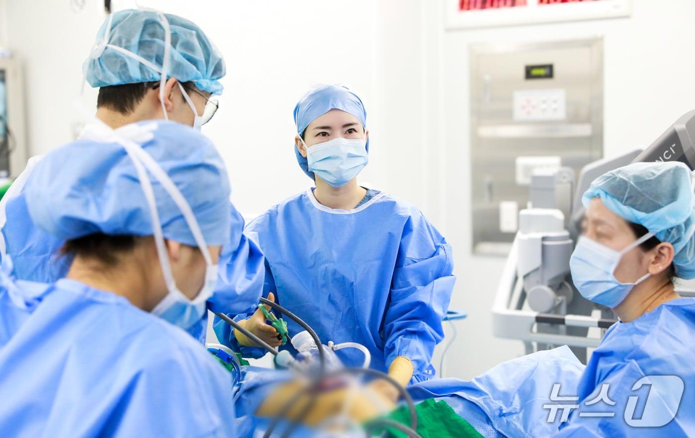 본문 이미지 - 수술을 집도하는 김유진 충남대학교병원 산부인과 교수(가운데·충남대병원 제공) /뉴스1