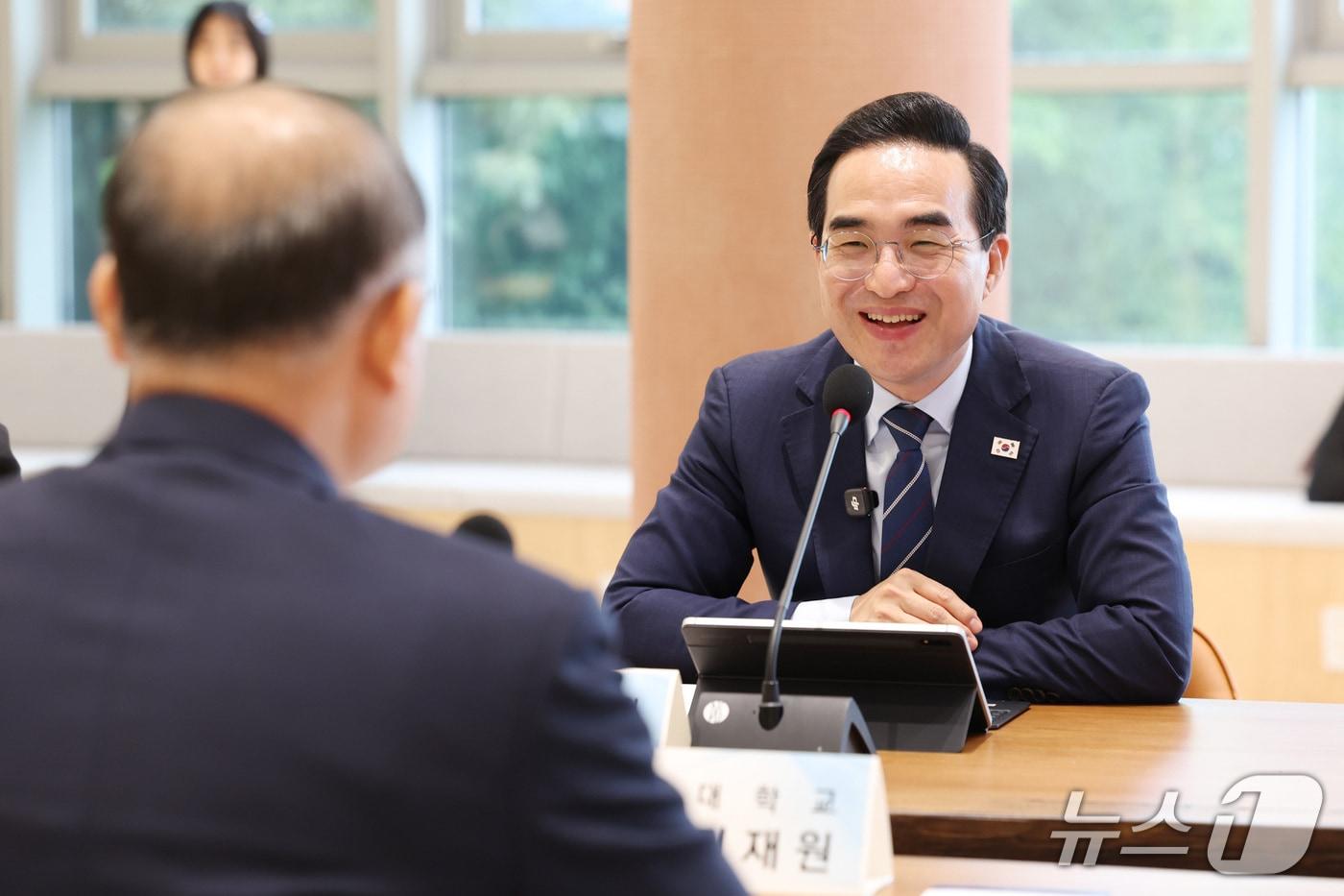 본문 이미지 - 10일 박홍근 기획예산처 장관이 부산 금정구 부산대 인문마루에서 열린 대학 총장협의회 회장단과의 간담회에서 모두발언을 하고 있다. (기획예산처 제공)