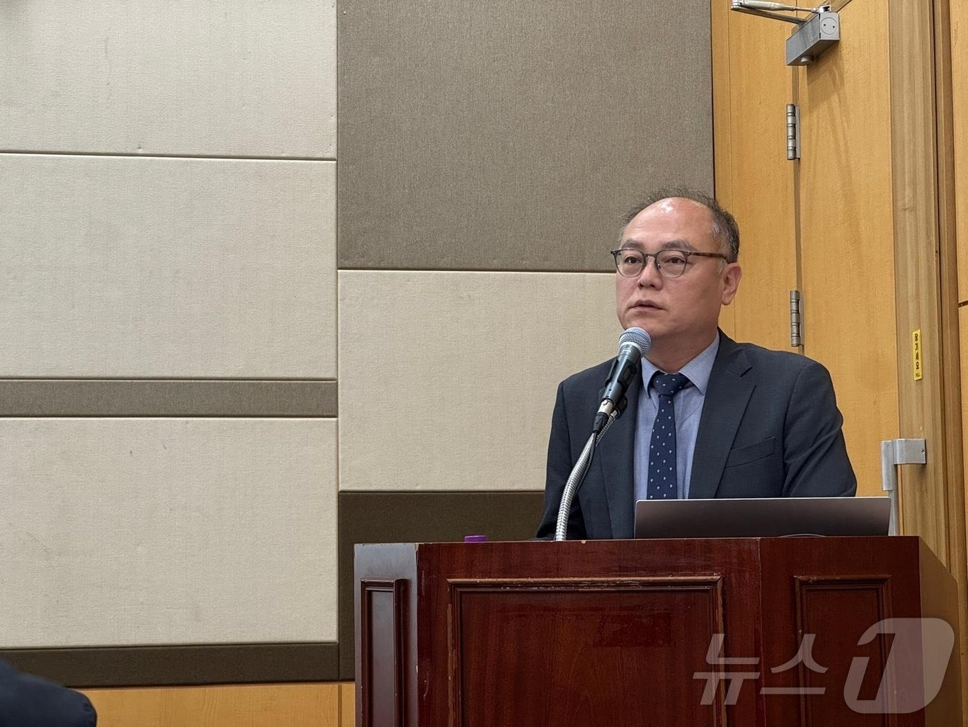 본문 이미지 - 이종관 법무법인 세종 수석전문위원은 10일 광주 김대중컨벤션센터에서 열린 '케이블TV의 위기극복 및 지속가능성 확보를 위한 정책 패러다임 개편 방향' 세미나에서 발제를 하고 있다. ⓒ 뉴스1 이민주 기자