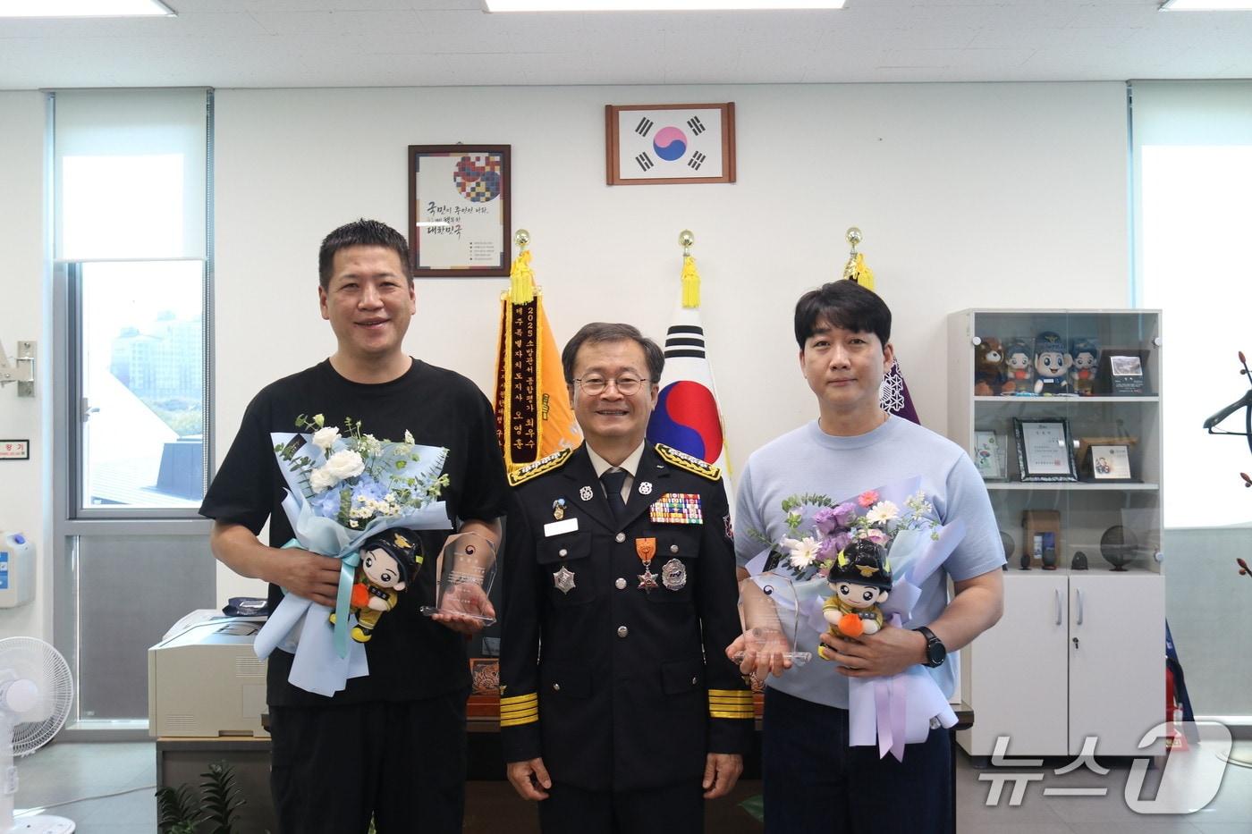 본문 이미지 - 현진철씨(왼쪽)와 윤지상씨가 고정배 서귀포소방서장과 기념촬영하고 있다(서귀포소방 제공. 재판매 및 DB금지)/뉴스1