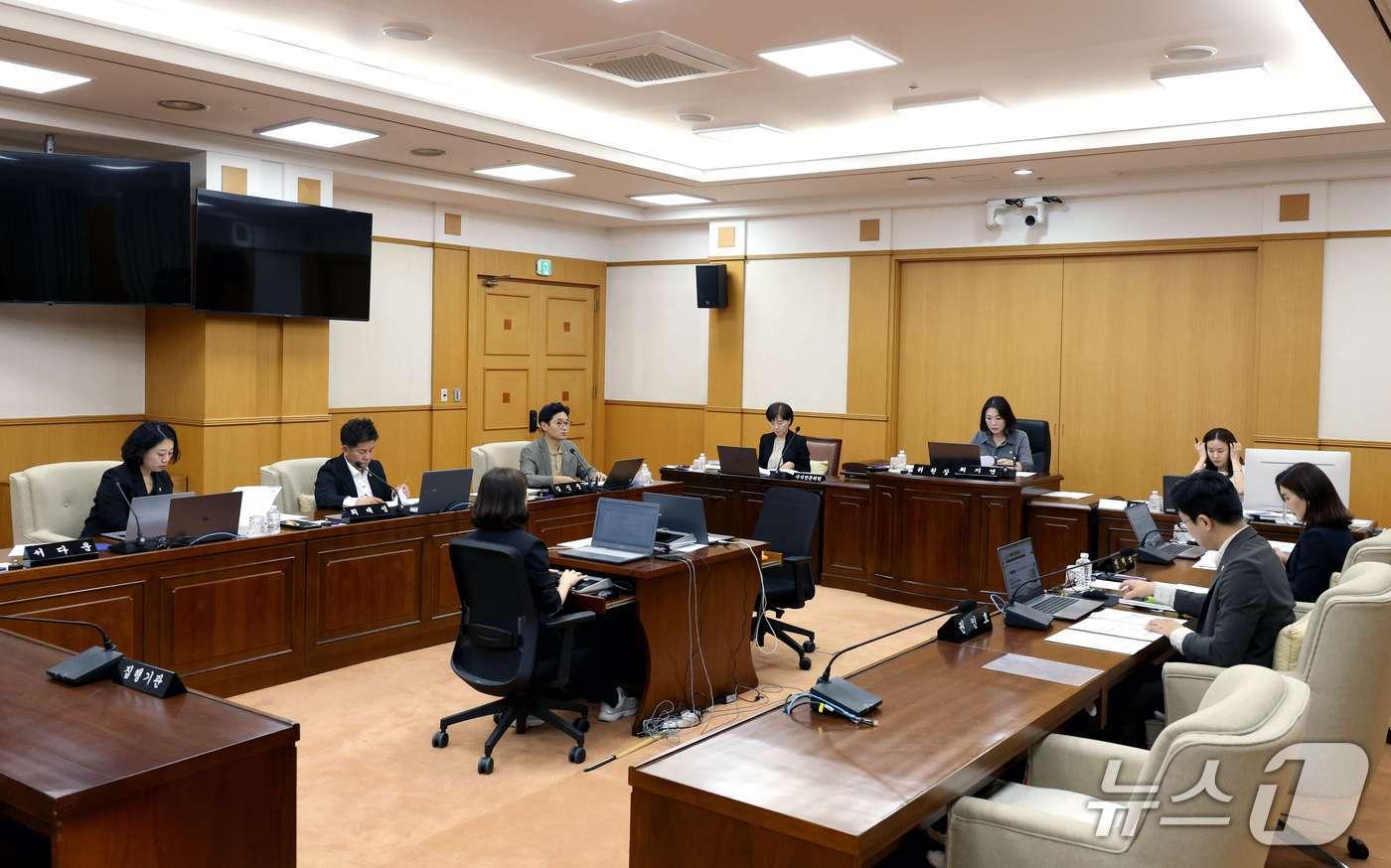 본문 이미지 - 대전시의회 충청권하계세계대학경기대회 지원 특별위원회 회의 모습.(대전시의회 제공. 재판매 및 DB금지)