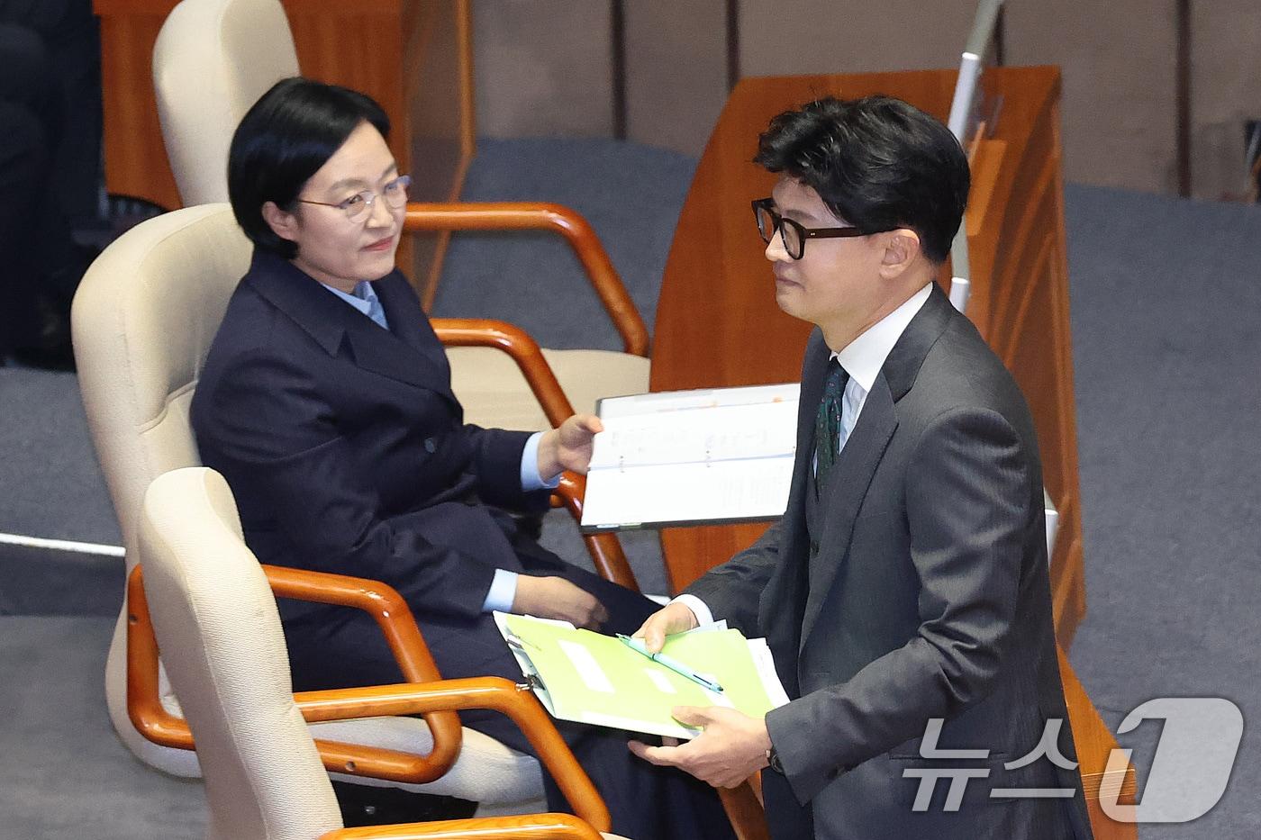 본문 이미지 - 한동훈 무소속 의원이 10일 서울 여의도 국회에서 열린 제439회국회(정기회) 제6차 본회의 대정부 질문에서 외교·통일·안보에 관한 질문을 마친 후 본회의장을 나서고 있다. 2026.9.10 ⓒ 뉴스1 신웅수 기자