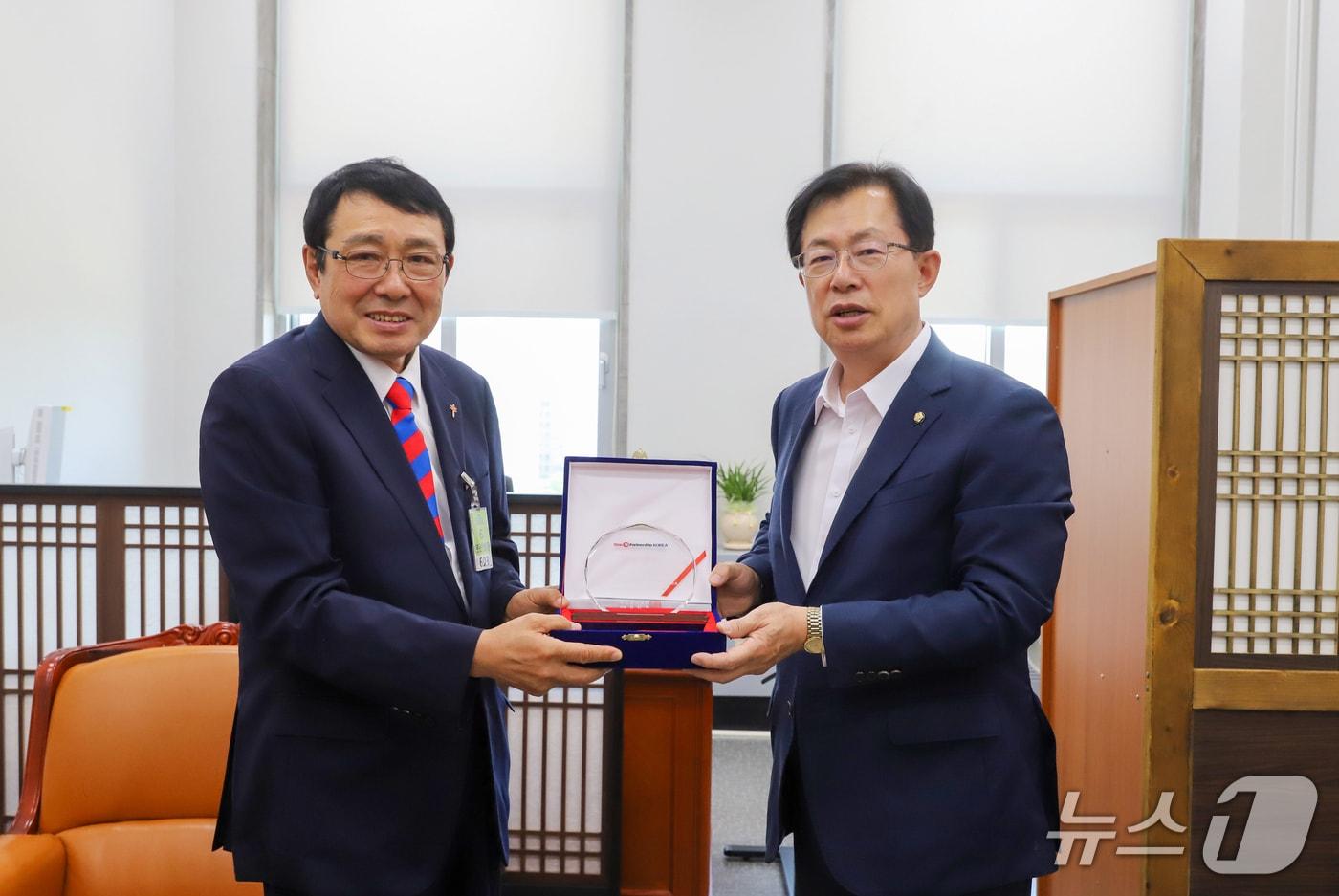 본문 이미지 - 신민석 대한결핵협회 회장(왼쪽)과 이만희 국회 보건복지위원장이 기념촬영을 하고 있다.(대한결핵협회 제공)