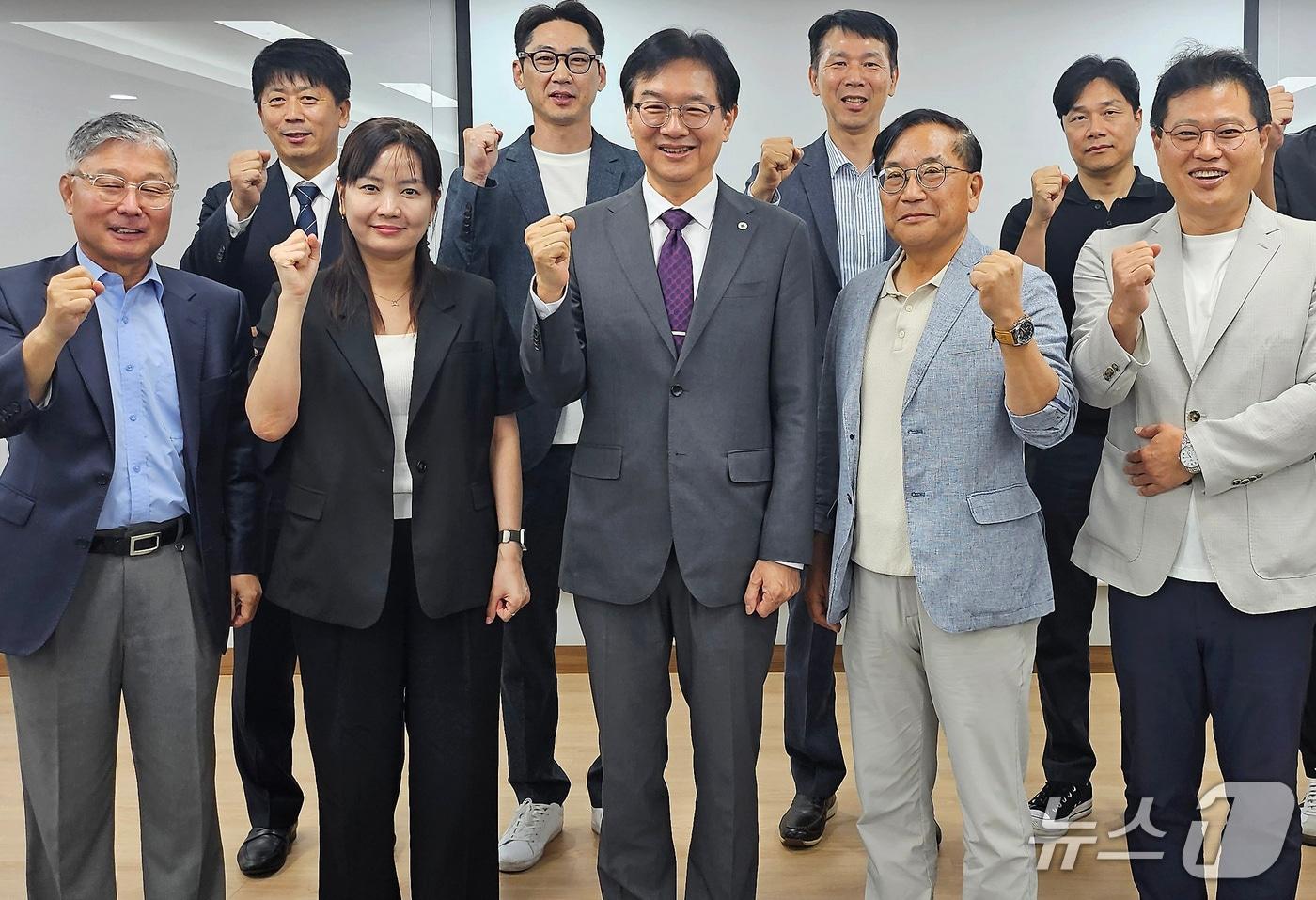 본문 이미지 - 윤재웅 대구대 총장(앞줄 가운데)이 삼성전자 평택캠퍼스 협력사 관계자들과 간담회 후 기념촬영을 하고 있다. (대구대 제공. 재판매 및 DB금지)