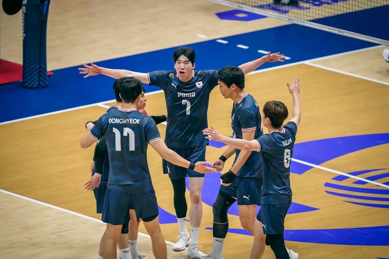 본문 이미지 - 남자 배구 대표팀이 10일 열린 아시아남자배구선수권 8강에서 중국을 잡고 4강에 진출했다. (FIVB 홈페이지 캡처)