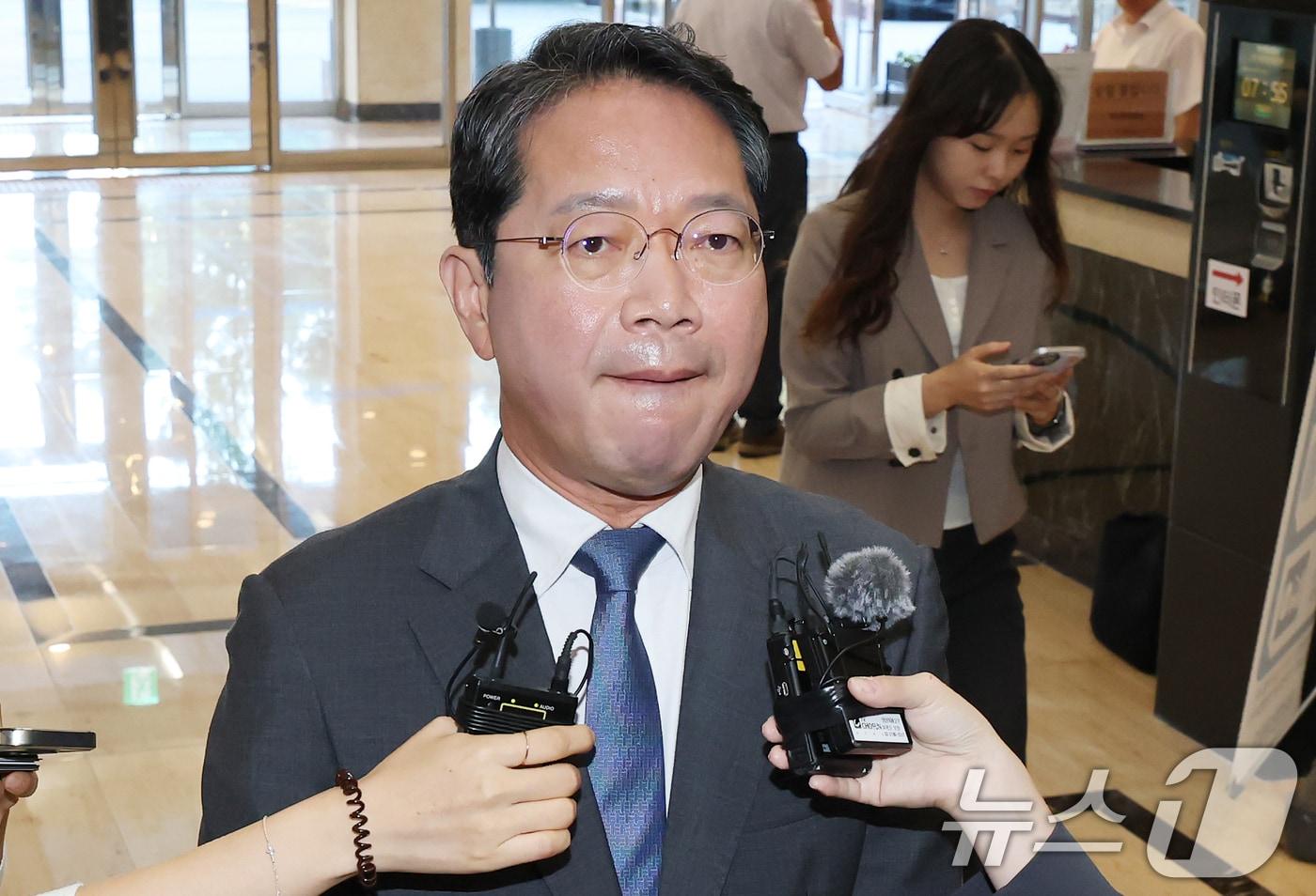 본문 이미지 - 김승원 법무부 장관 후보가 11일 오전 서울 종로구 적선현대빌딩에 마련된 인사청문회 준비 사무실로 출근하며 취재진 질의에 답변하고 있다. 2026.9.11 ⓒ 뉴스1 김민지 기자