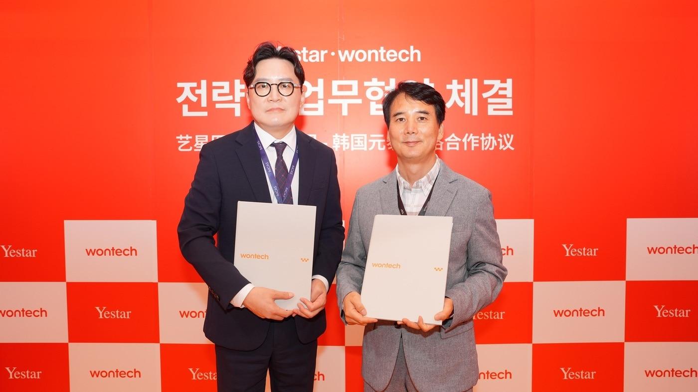 본문 이미지 - (좌)이길성 예스타 의료미용그룹 부회장 겸 최고운영책임자(COO) (우)김영철 원텍 글로벌영업 총괄 상무 (원텍 제공)