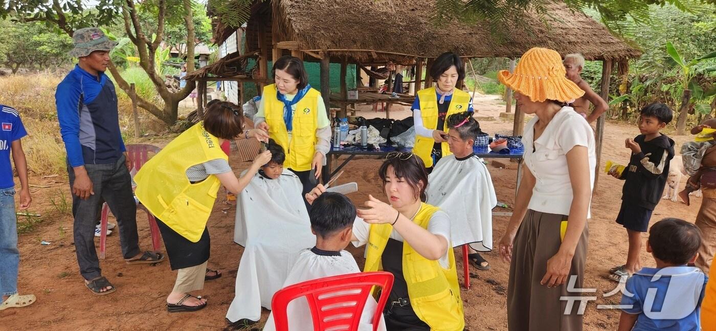 본문 이미지 - 영동군자원봉사센터 회원들이 캄보디아 현지에서 이·미용 봉사 활동을 하고 있다.(영동군 제공. 재판매 및 DB금지)