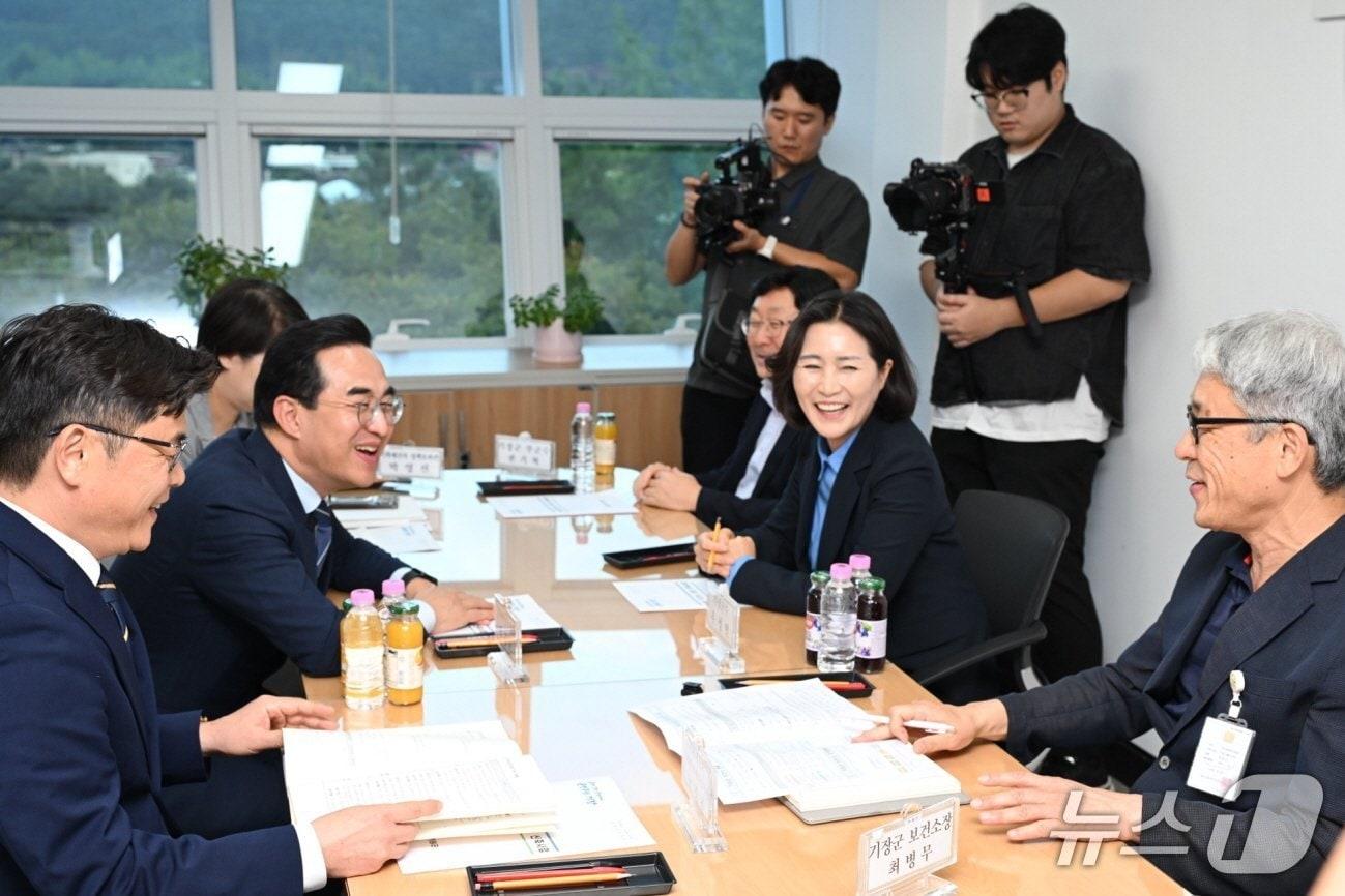 본문 이미지 - 우성빈 기장군수(오른쪽 두번째)와 박홍근 기획예산처 장관(왼쪽 두번째)이 10일 기장군보건소에서 지역현안에 대해 논의하고 있다. (부산 기장군 제공. 재판매 및 DB금지)