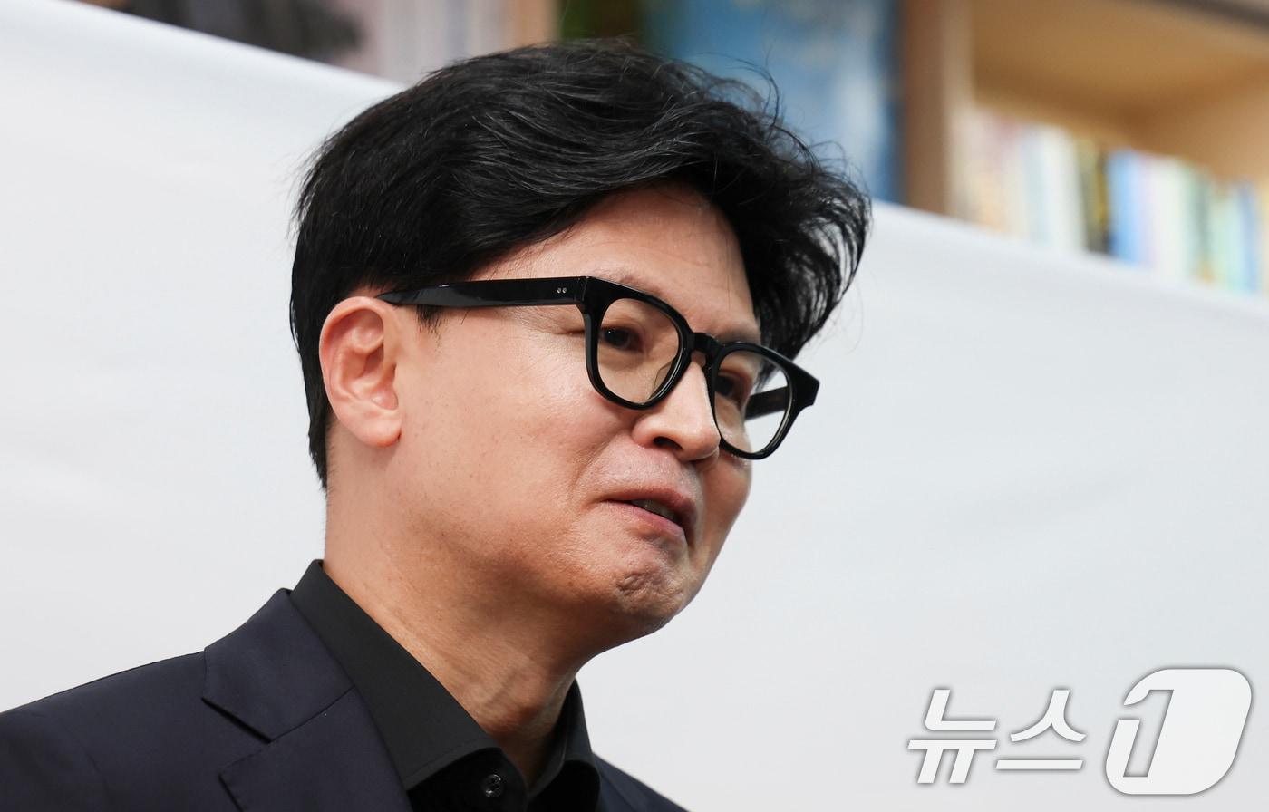 본문 이미지 - 한동훈 무소속 의원이 지난 11일 오전 서울 여의도 국회 의원회관에서 열린 김승원 법무부 장관 후보의 '신약 임상시험 청탁' 의혹과 관련한 제넨셀·세종메디칼 주가조작 피해자들 기자회견에 참석해 발언하고 있다. (공동취재) 2026.9.11 ⓒ 뉴스1 황기선 기자