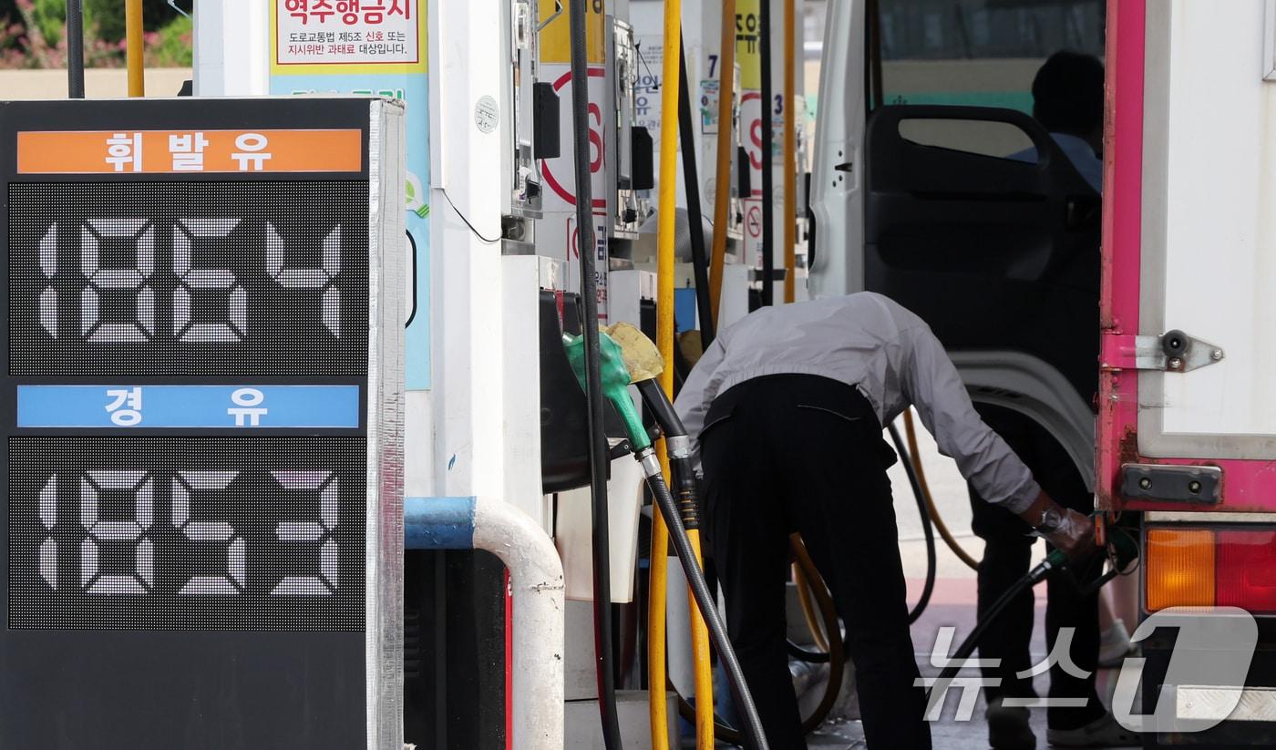 본문 이미지 - 중동 지역 무력 충돌 확산으로 인한 원유 공급 우려에 전쟁 장기화 전망까지 더해지며 브렌트유에 이어 서부 텍사스산 원유(WTI)도 6% 넘게 급등하며 배럴당 100달러를 돌파했다. 두 유종 모두 지난 5월 19일 이후 가장 높은 수준이다. 사진은 11일 서울 서초구 만남의광장 주유소에서 운전자들이 차량에 기름을 넣는 모습. 2026.9.11 ⓒ 뉴스1 김진환 기자